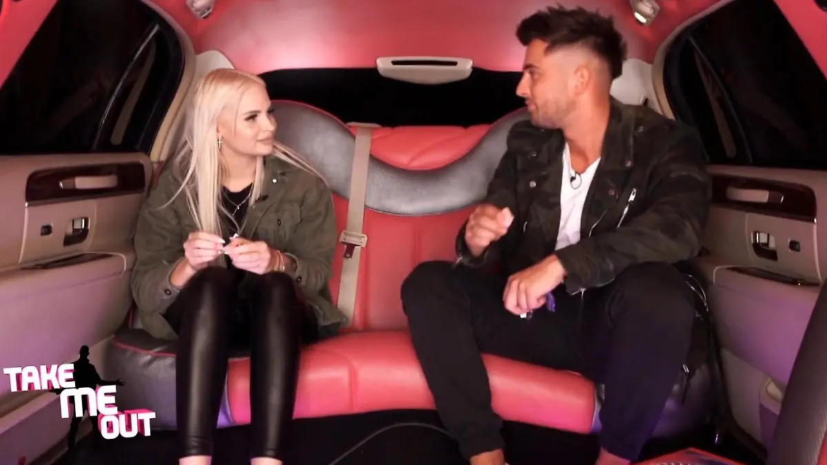 Von wegen Männersache! Hier hat July die Hosen an "Take Me Out"-Limo-Date: July und Tim