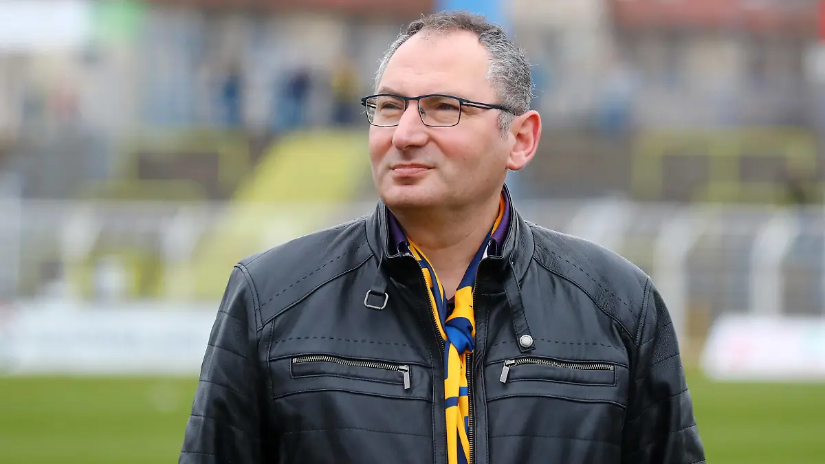 Leipzig, 19.03.2023, Bruno-Plache-Stadion, Regionalliga Nordost , 1.FC LOK LEIPZIG vs. FC Energie Cottbus 0:2 0:0 , Im Bild: Thomas Löwe / Loewe 1. FC Lok Clubpräsident , *** Leipzig, 19 03 2023, Bruno Plache Stadium, Regionalliga Nordost , 1 FC LOK LEIPZIG vs FC Energie Cottbus 0 2 0 0 , Pictured Thomas Loewe 1 FC Lok club president , Picture Point