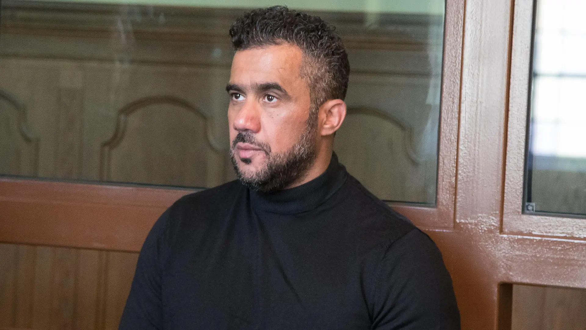 Berlin den 12.06.2020 Bild-Motiv: der Angeklagte Arafat Abou-Chaker 11:00 Wirtschaftsstrafkammer 72, Saal 501 Delikt: Bedrohung, Koerperverletzung Heute soll das Urteil fallen Der Angeklagte Arafat Abou-Chaker 43  wurde am 15. Januar 2019 vom Amtsgericht Tiergarten wegen Bedrohung in Tateinheit mit Koerperverletzung zu einer Bewaehrungsstrafe von zehn Monaten verurteilt, weil er nach den Feststellungen des Gerichts im Maerz 2018 in einem Mehrfamilienhaus im Berliner Westend einen Hausmeister aus nichtigem Anlass beschimpft hatte. Bei dem Versuch, die Angelegenheit anschliessend im Beisein eines Zeugen zu klaeren, habe der Angeklagte den Hausmeister bedroht und ihm mit zwei Fingern schmerzhaft in die Augen gepiekt. Der Angeklagte hatte 