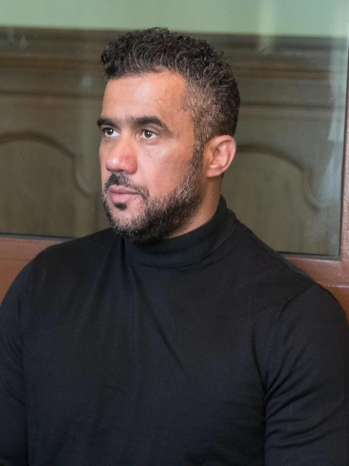 Berlin den 12.06.2020 Bild-Motiv: der Angeklagte Arafat Abou-Chaker 11:00 Wirtschaftsstrafkammer 72, Saal 501 Delikt: Bedrohung, Koerperverletzung Heute soll das Urteil fallen Der Angeklagte Arafat Abou-Chaker 43  wurde am 15. Januar 2019 vom Amtsgericht Tiergarten wegen Bedrohung in Tateinheit mit Koerperverletzung zu einer Bewaehrungsstrafe von zehn Monaten verurteilt, weil er nach den Feststellungen des Gerichts im Maerz 2018 in einem Mehrfamilienhaus im Berliner Westend einen Hausmeister aus nichtigem Anlass beschimpft hatte. Bei dem Versuch, die Angelegenheit anschliessend im Beisein eines Zeugen zu klaeren, habe der Angeklagte den Hausmeister bedroht und ihm mit zwei Fingern schmerzhaft in die Augen gepiekt. Der Angeklagte hatte 