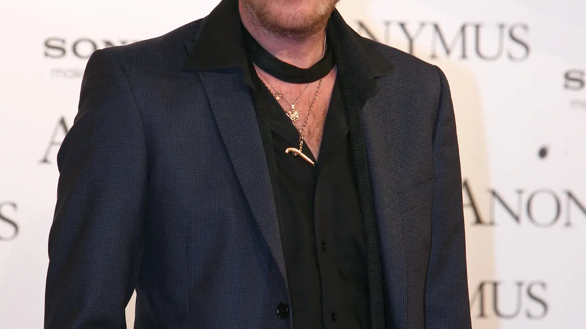 Der Schauspieler Rhys Ifans kommt am Sonntag (30.10.2011) zur Deutschlandpremiere des Film "Anonymus" über den roten Teppich vor dem Kino Cinestar in Berlin. Der Film "Anonymus" startet in Deutschland am 10. November in den Kinos. Foto: Stephanie Pilick dpa/lbn