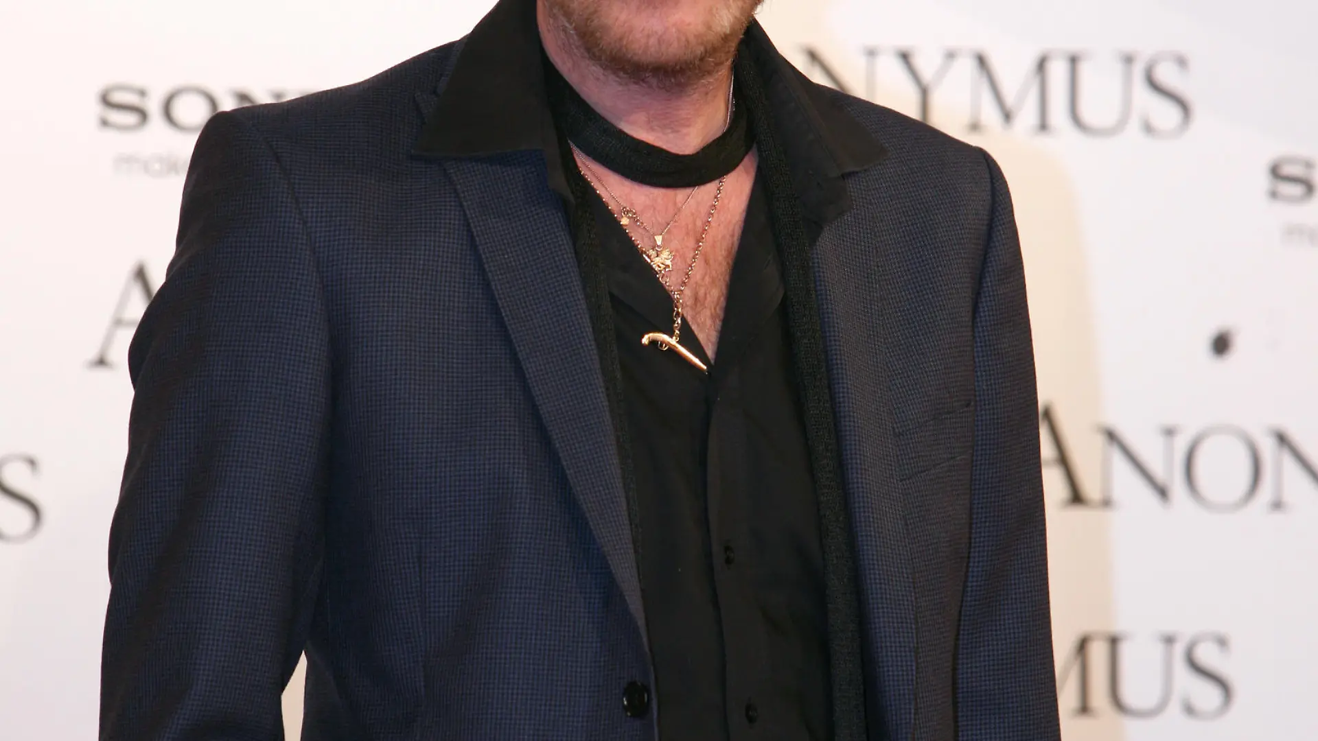Der Schauspieler Rhys Ifans kommt am Sonntag (30.10.2011) zur Deutschlandpremiere des Film "Anonymus" über den roten Teppich vor dem Kino Cinestar in Berlin. Der Film "Anonymus" startet in Deutschland am 10. November in den Kinos. Foto: Stephanie Pilick dpa/lbn