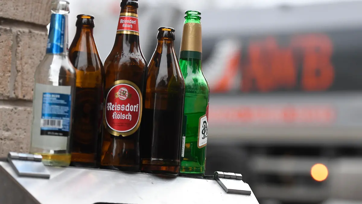 Leere Alkoholflaschen stehen auf einem Mülleimer in der Altstadt. Dort feierten gestern tausende Bürger den Jahreswechsel. In der Silvesternacht war rund um den Dom und der Altstadt eine Böllerverbotszone eingerichtet.