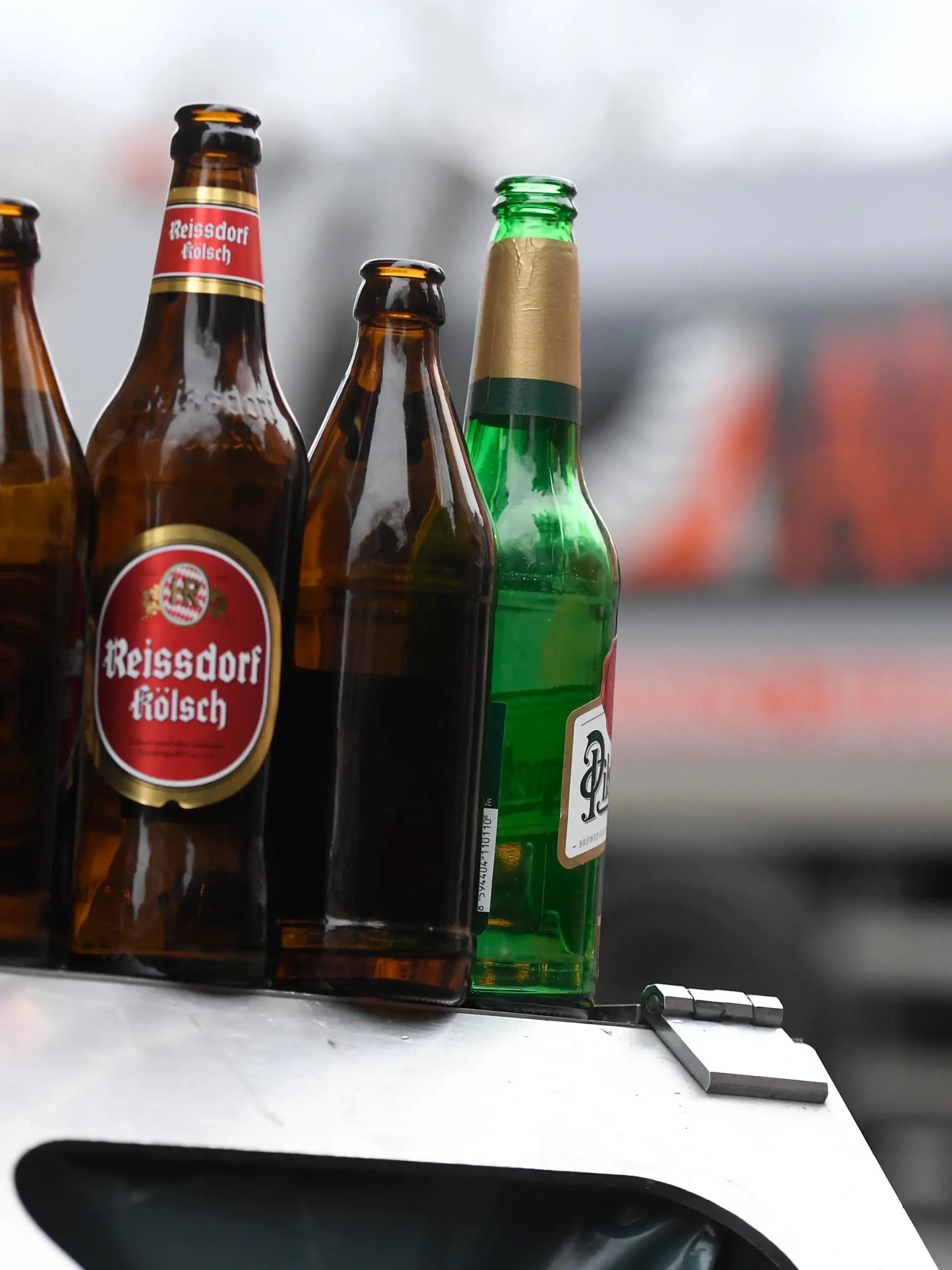 Leere Alkoholflaschen stehen auf einem Mülleimer in der Altstadt. Dort feierten gestern tausende Bürger den Jahreswechsel. In der Silvesternacht war rund um den Dom und der Altstadt eine Böllerverbotszone eingerichtet.