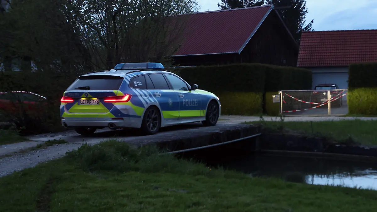 23.04.2023, Bayern, Altenstadt An Der Iller: Ein Polizeiauto steht am Abend vor einem Einfamilienhaus. Am Samstag wurden die Leichen eines Ehepaars in dem Haus entdeckt. Die Polizei geht davon aus, das die beiden getötet wurden. Foto: Karl-Josef Hildenbrand/dpa - ACHTUNG: Ein Kennzeichen wurde aus rechtlichen Gründen gepixelt +++ dpa-Bildfunk +++