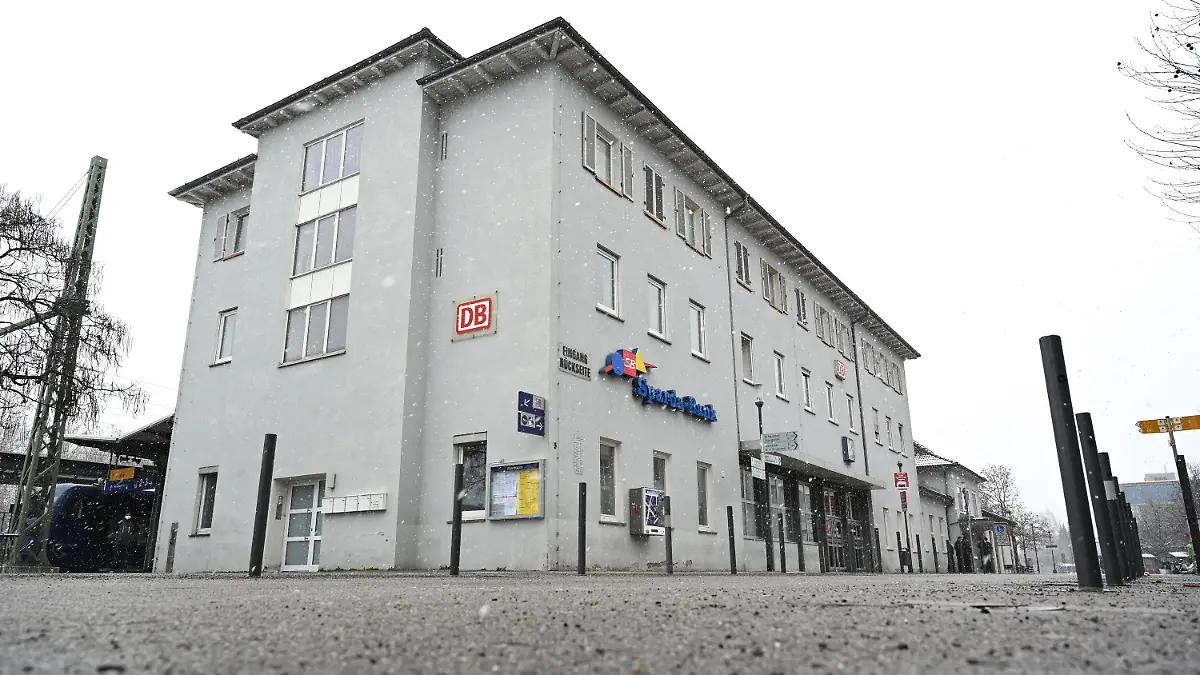 10.02.2021, Baden-Württemberg, Ravensburg: Blick auf das Bahnhofsgebäude. Am Vorabend war eine 62-jährige Frau leblos vor dem Bahnhof von einem Passanten gefunden worden. (zu dpa «Frau tot am Bahnhof in Ravensburg gefunden») Foto: Felix Kästle/dpa +++ dpa-Bildfunk +++