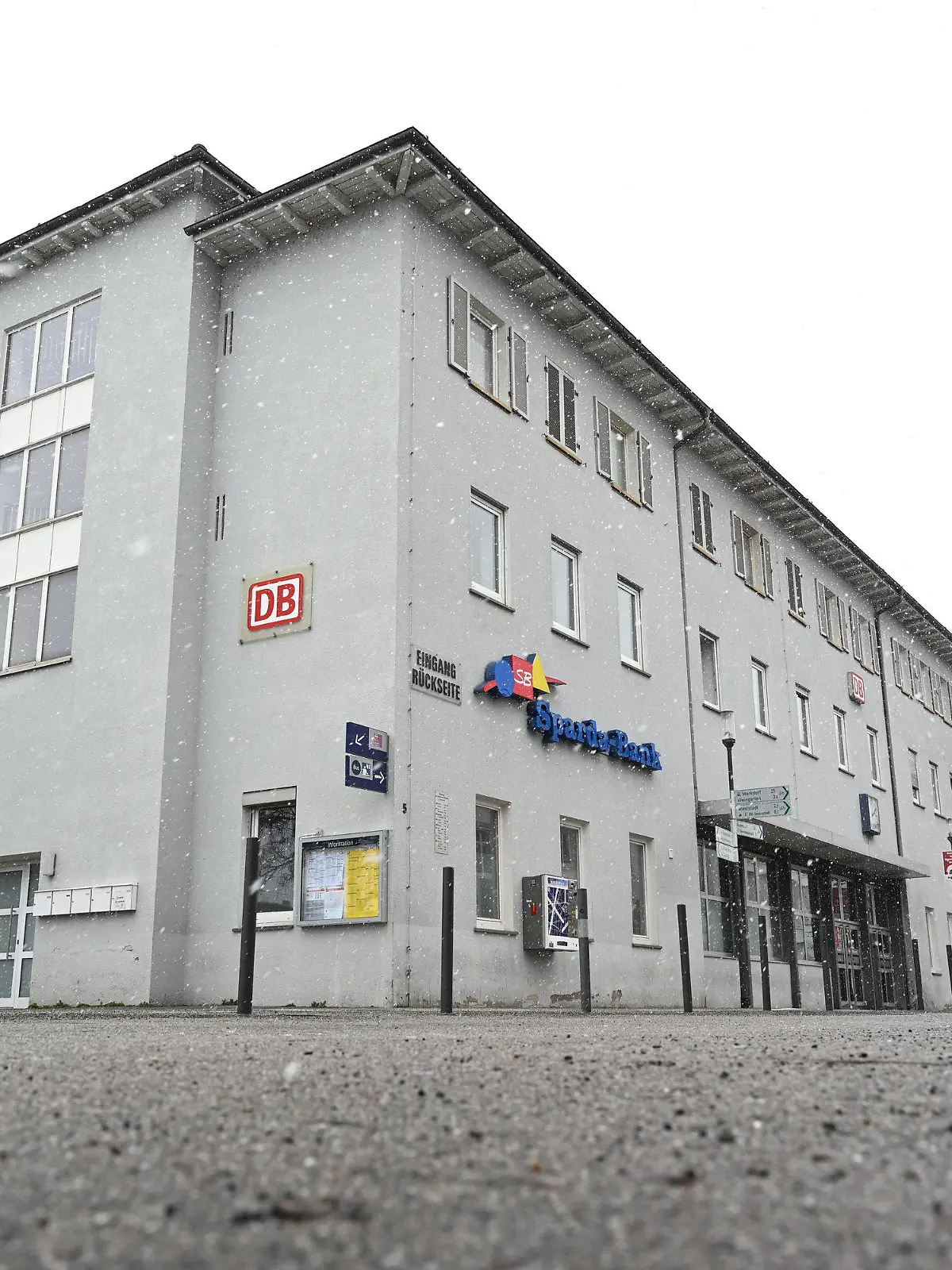10.02.2021, Baden-Württemberg, Ravensburg: Blick auf das Bahnhofsgebäude. Am Vorabend war eine 62-jährige Frau leblos vor dem Bahnhof von einem Passanten gefunden worden. (zu dpa «Frau tot am Bahnhof in Ravensburg gefunden») Foto: Felix Kästle/dpa +++ dpa-Bildfunk +++