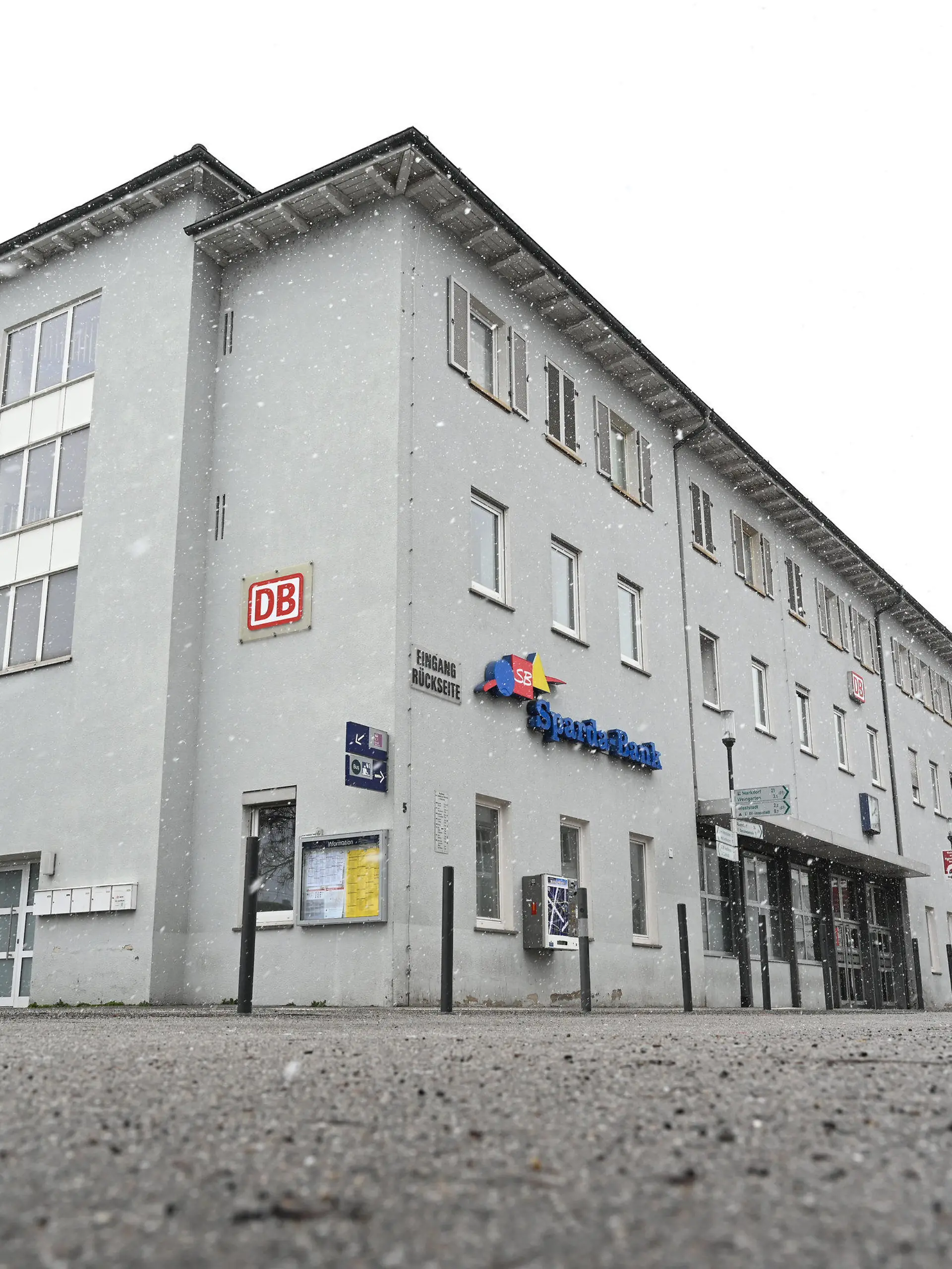 10.02.2021, Baden-Württemberg, Ravensburg: Blick auf das Bahnhofsgebäude. Am Vorabend war eine 62-jährige Frau leblos vor dem Bahnhof von einem Passanten gefunden worden. (zu dpa «Frau tot am Bahnhof in Ravensburg gefunden») Foto: Felix Kästle/dpa +++ dpa-Bildfunk +++