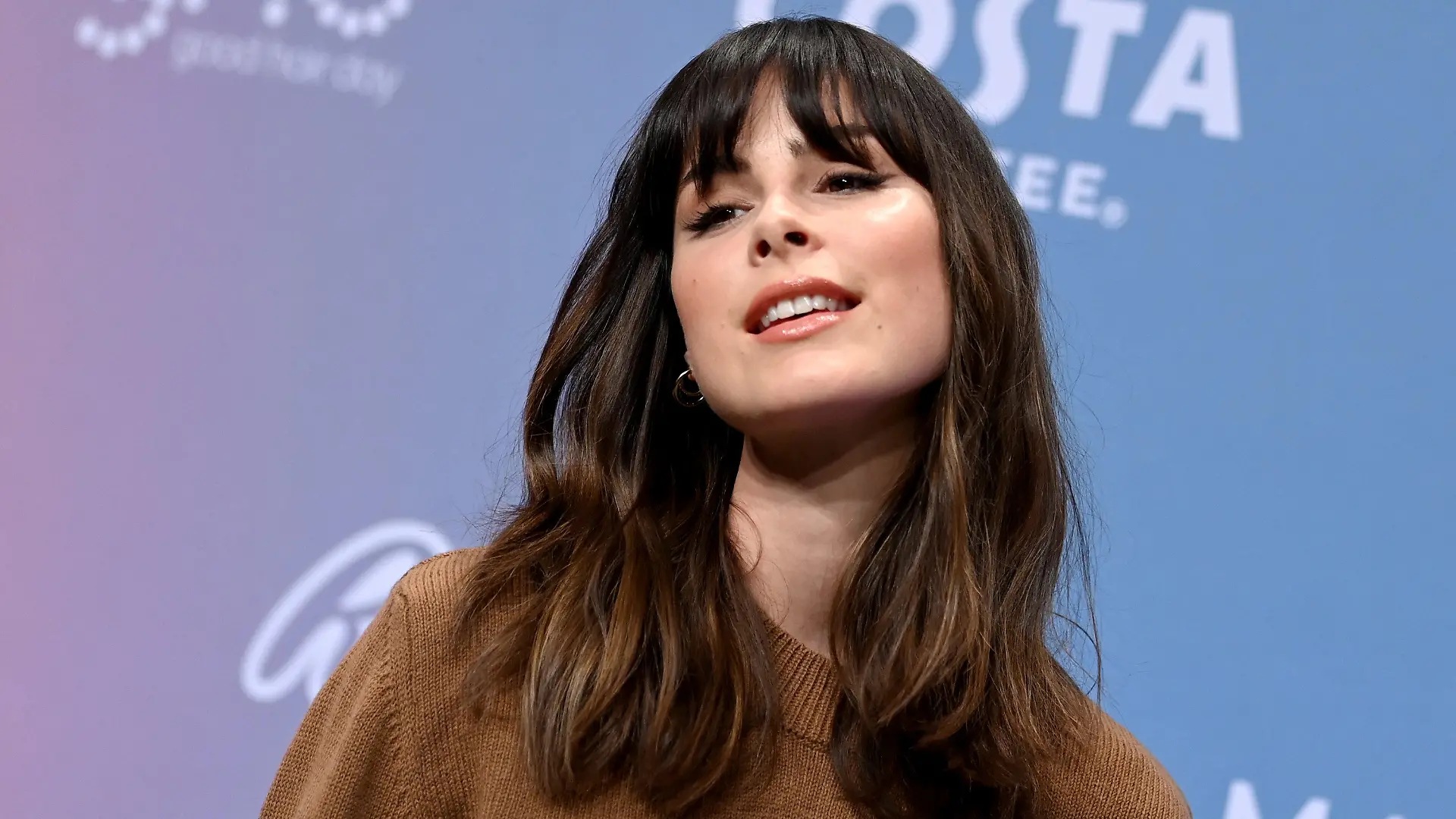ARCHIV - 15.09.2021, Brandenburg, Teltow: Lena Meyer-Landrut, Sängerin, kommt zu ihrer Show ·a lott less by Lena Meyer-Landrut· bei der About You Fashion Week ins Kraftwerk. Lena sieht dem Beginn der kalten Jahreszeit mit gemischten Gefühlen entgegen. (zu dpa "Lena Meyer-Landrut: «Spätsommer ja, Herbst nein danke») Foto: Britta Pedersen/dpa +++ dpa-Bildfunk +++