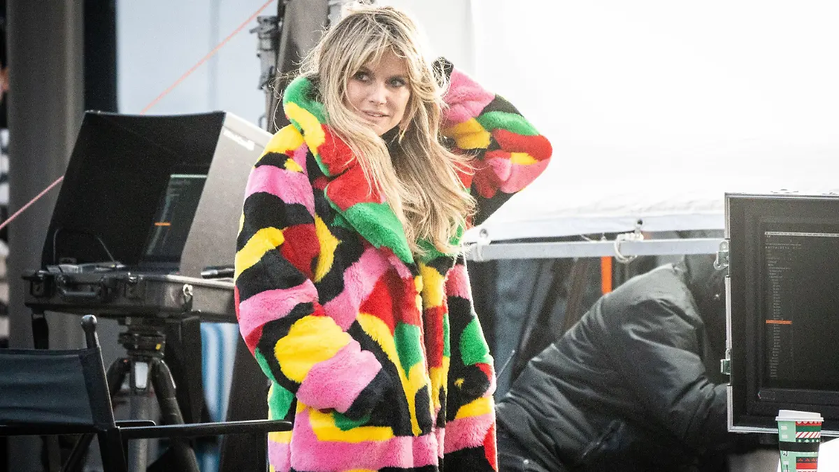 ARCHIV - 19.11.2020, Berlin: Das ehemalige Model und Moderatorin Heidi Klum steht bei den Dreharbeiten für eine neue Staffel «Germany's next Topmodel» am Set am Hotel Adlon. Klum (47) will bei der Suche nach dem nächsten Topmodel in diesem Jahr auf mehr Vielfalt setzen. (zu dpa: «Heidi Klum: «Habe nie das blonde, blauäugige Mädchen gesucht»») Foto: Kay Nietfeld/dpa +++ dpa-Bildfunk +++