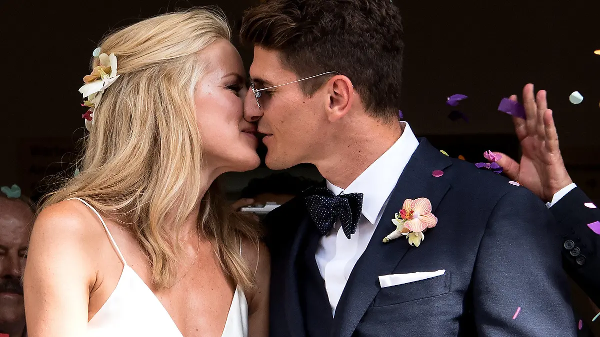 dpatopbilder - Der Fußballer Mario Gomez und und seine Frau Carina verlassen am 22.07.2016 in München (Bayern) nach ihrer standesamtlichen Hochzeit das Standesamt Schwabing. Foto: Sven Hoppe/dpa (Wiederholung mit verändertem Bildschnitt) +++(c) dpa - Bildfunk+++