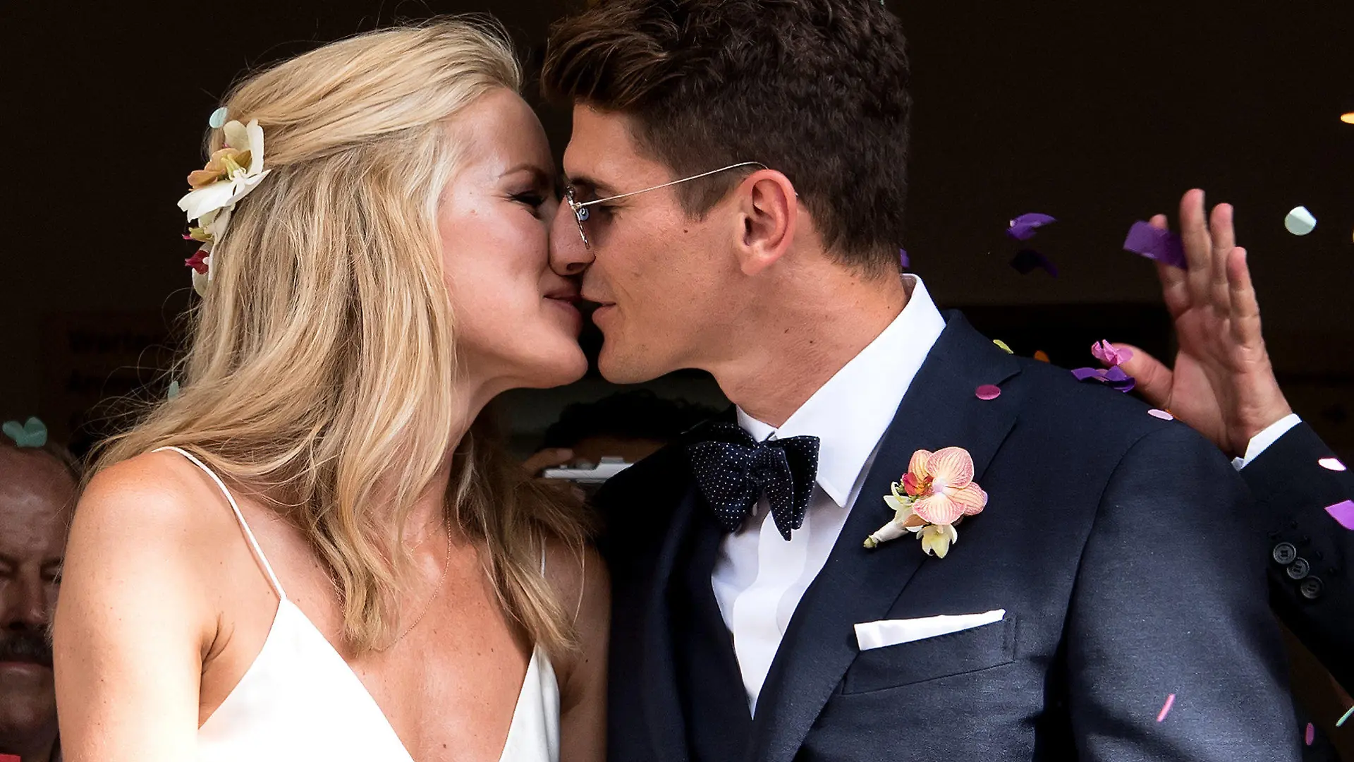 dpatopbilder - Der Fußballer Mario Gomez und und seine Frau Carina verlassen am 22.07.2016 in München (Bayern) nach ihrer standesamtlichen Hochzeit das Standesamt Schwabing. Foto: Sven Hoppe/dpa (Wiederholung mit verändertem Bildschnitt) +++(c) dpa - Bildfunk+++