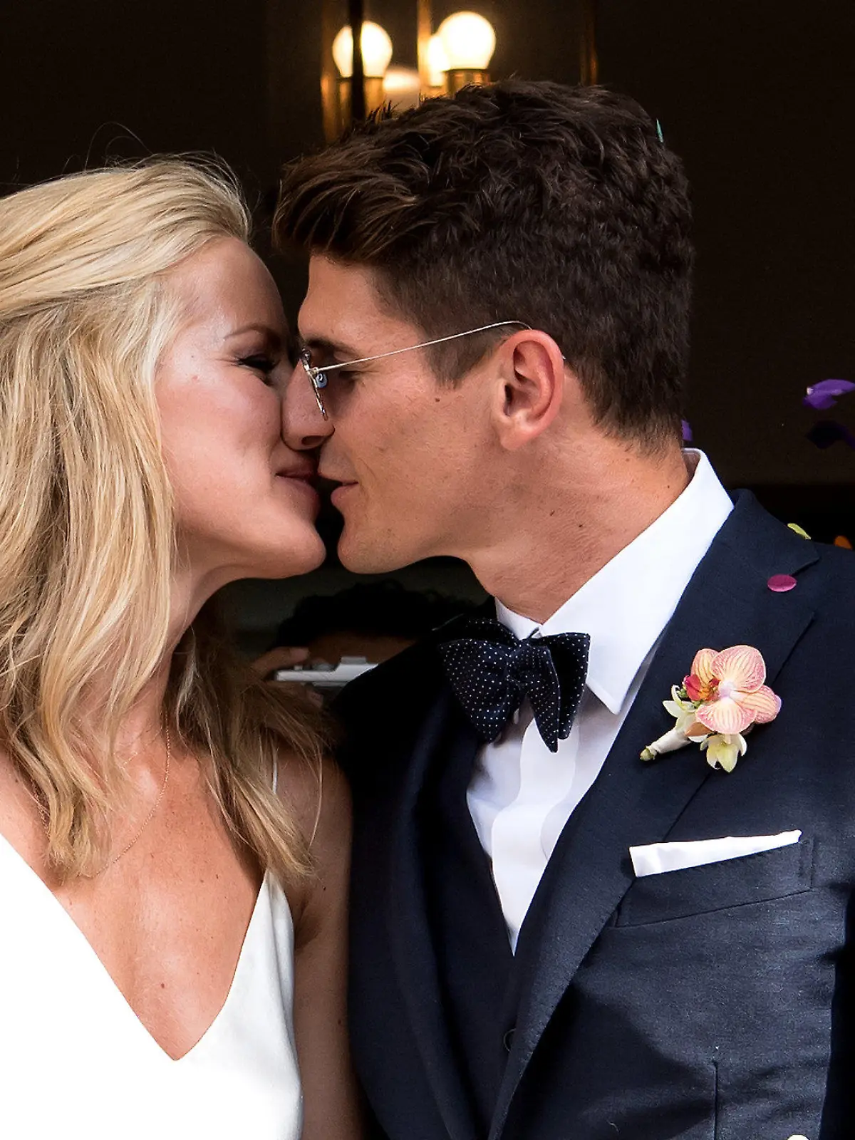 dpatopbilder - Der Fußballer Mario Gomez und und seine Frau Carina verlassen am 22.07.2016 in München (Bayern) nach ihrer standesamtlichen Hochzeit das Standesamt Schwabing. Foto: Sven Hoppe/dpa (Wiederholung mit verändertem Bildschnitt) +++(c) dpa - Bildfunk+++