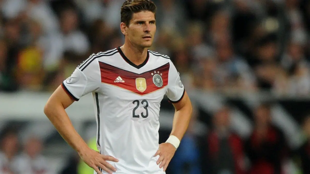 ARCHIV - Fußball, Länderspiel: Deutschland - Argentinien am 03.09.2014 in der Esprit-Arena in Düsseldorf (Nordrhein-Westfalen). Deutschlands Mario Gomez regiert während des Spiels. Foto: Jonas Güttler/dpa (zu dpa "Gomez bei auf Warteliste - Löw: «Irgendwie noch im Blickfeld»" vom 24.03.2015) +++(c) dpa - Bildfunk+++