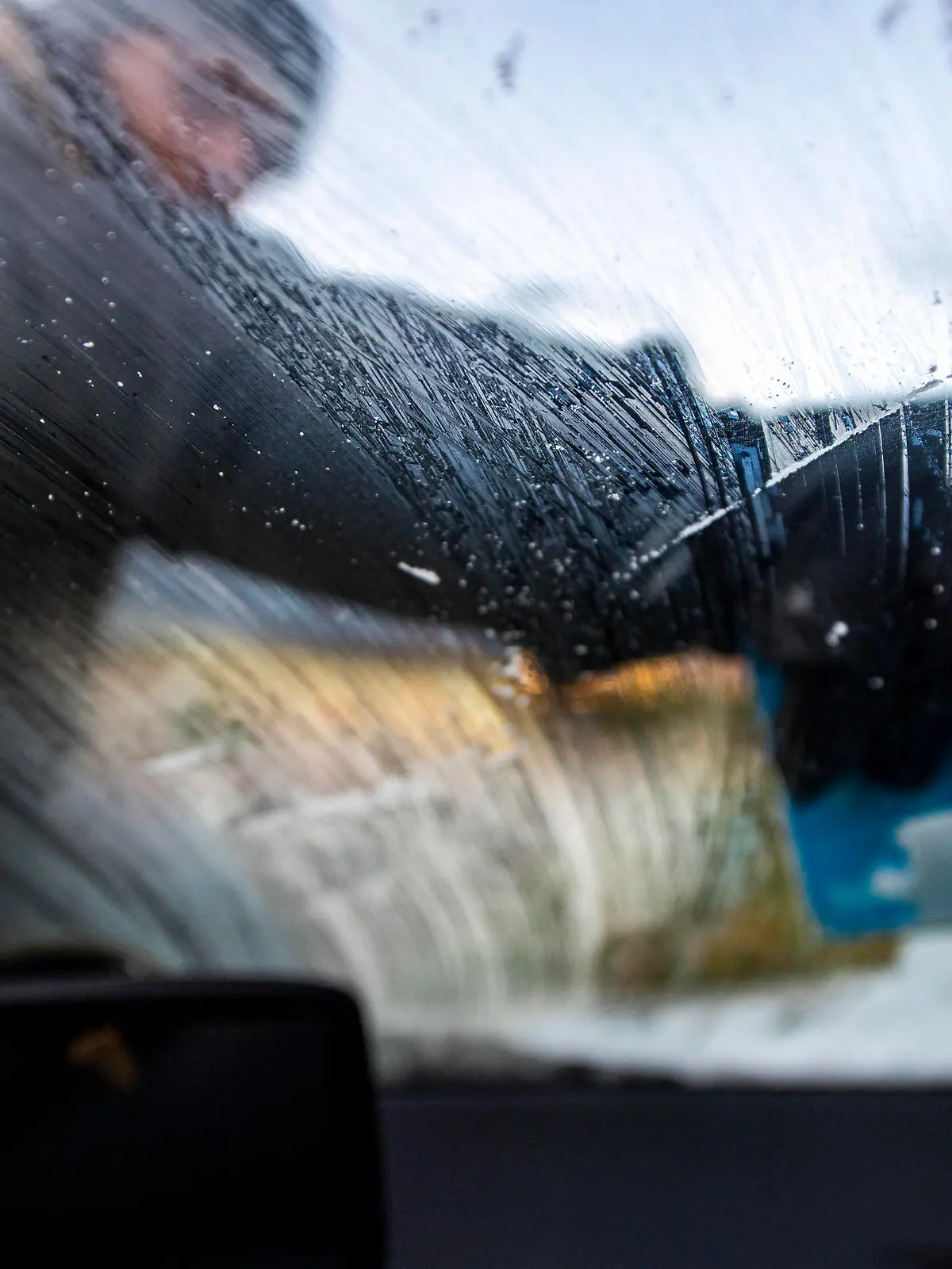  Wintereinbruch im Straßenverkehr 25.11.2020 - Feature Verkehr, Winter, Wetter: Themenbild: Eine Frau kratzt das Eis von einer gefrorenen Autoscheibe, um die Windschutzscheibe an dem Fahrzeug eisfrei zu machen. Foto: Inderlied/Kirchner-Media Nordrhein-Westfalen Deutschland *** Winter onset in road traffic 25 11 2020 Feature Traffic, winter, weather Theme picture A woman scrapes the ice from a frozen car window to make the windshield on the vehicle ice-free Photo Song of India Kirchner Media Nordrhein Westfalen Germany Copyright: xInderlied/Kirchner-Mediax