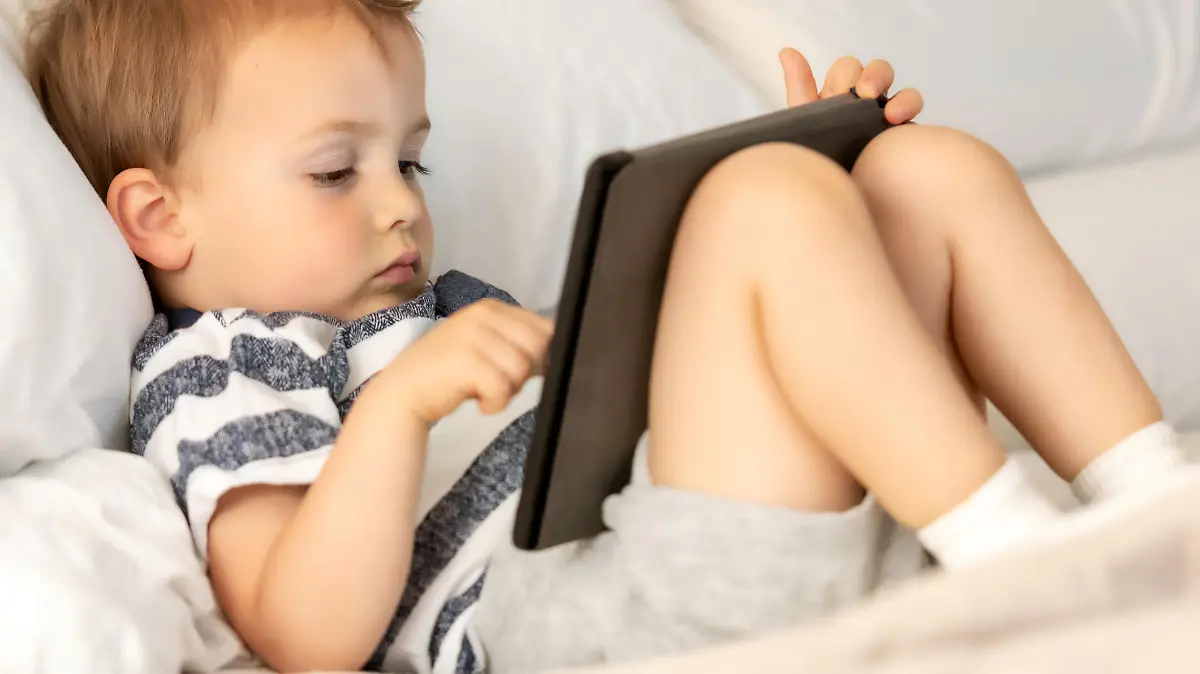 Kind mit Tablet