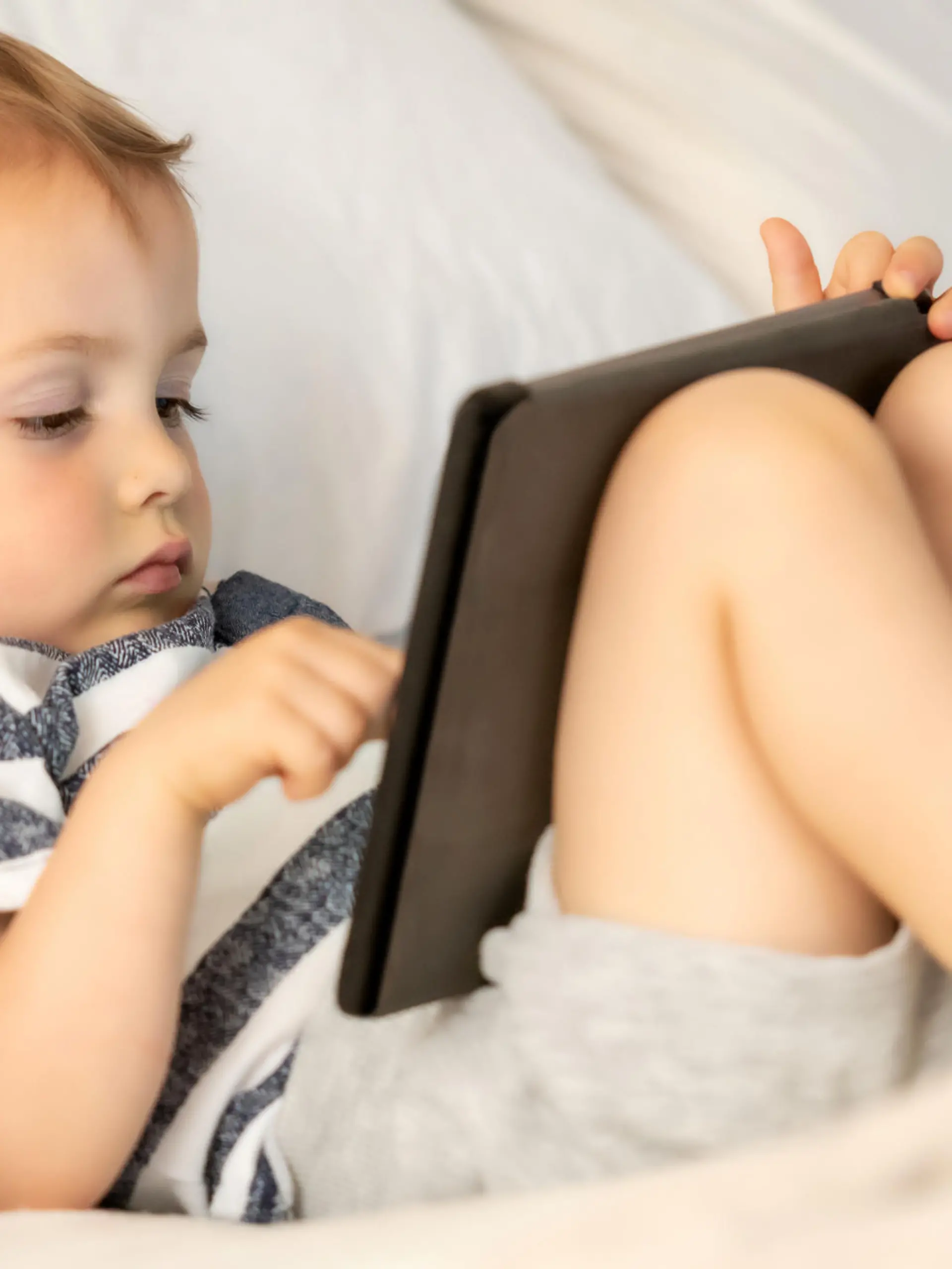 Kind mit Tablet