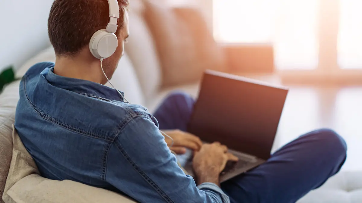 Homeoffice auf dem Sofa - nicht gut für den Rücken