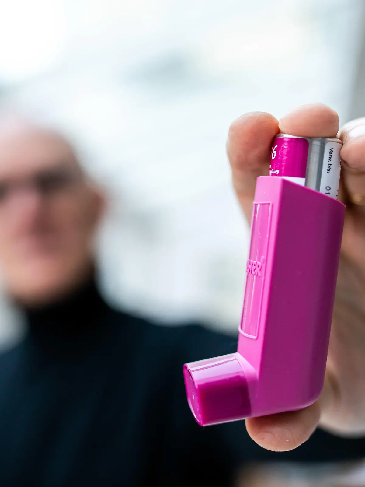 07.11.2020, Baden-Württemberg, Sulzburg: Ein Asthmatiker hält einen Asthmaspray in der Hand. Baden-Württemberger leiden seltener an Asthma als Menschen in anderen Bundesländern. Dies geht aus dem neuen Gesundheitsatlas Asthma bronchiale hervor, den die Krankenkasse AOK am Montag in Stuttgart veröffentlichte. Foto: Philipp von Ditfurth/dpa +++ dpa-Bildfunk +++