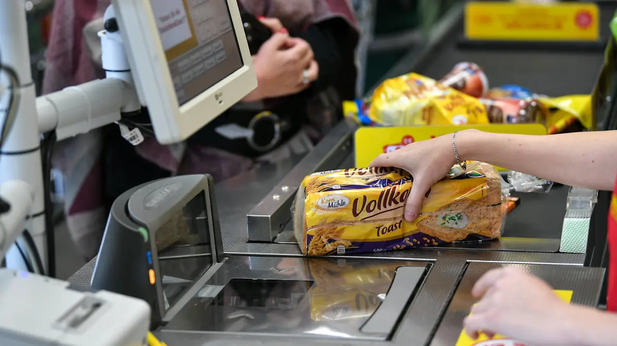 ARCHIV - 18.09.2019, Berlin: ILLUSTRATION - Eine Kassiererin an der Kasse beim Netto Marken-Discount. Gedämpft von der Mehrwertsteuersenkung ist die Inflation in Deutschland im September erneut unter die Nullmarke gerutscht. (zu dpa «Inflationsrate zum zweiten Mal in diesem Jahr unter Null») Foto: Jens Kalaene/dpa-Zentralbild/dpa +++ dpa-Bildfunk +++