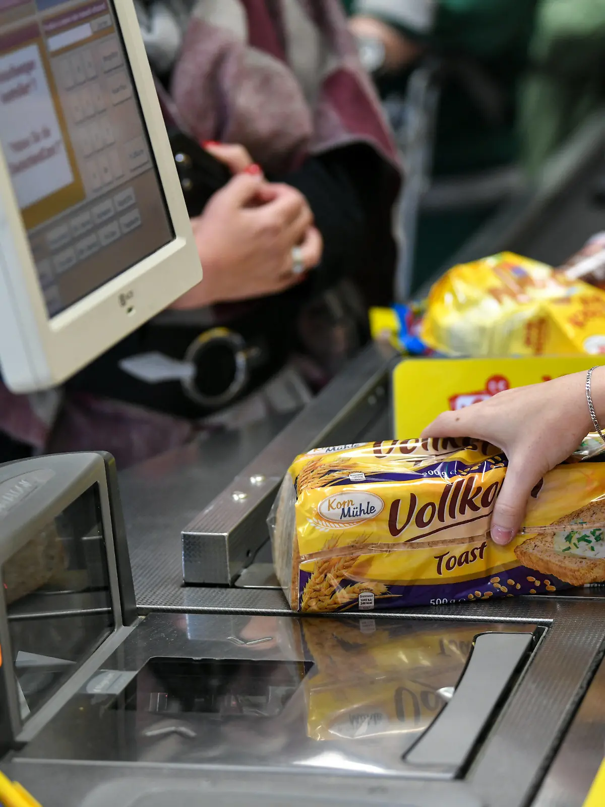 ARCHIV - 18.09.2019, Berlin: ILLUSTRATION - Eine Kassiererin an der Kasse beim Netto Marken-Discount. Gedämpft von der Mehrwertsteuersenkung ist die Inflation in Deutschland im September erneut unter die Nullmarke gerutscht. (zu dpa «Inflationsrate zum zweiten Mal in diesem Jahr unter Null») Foto: Jens Kalaene/dpa-Zentralbild/dpa +++ dpa-Bildfunk +++