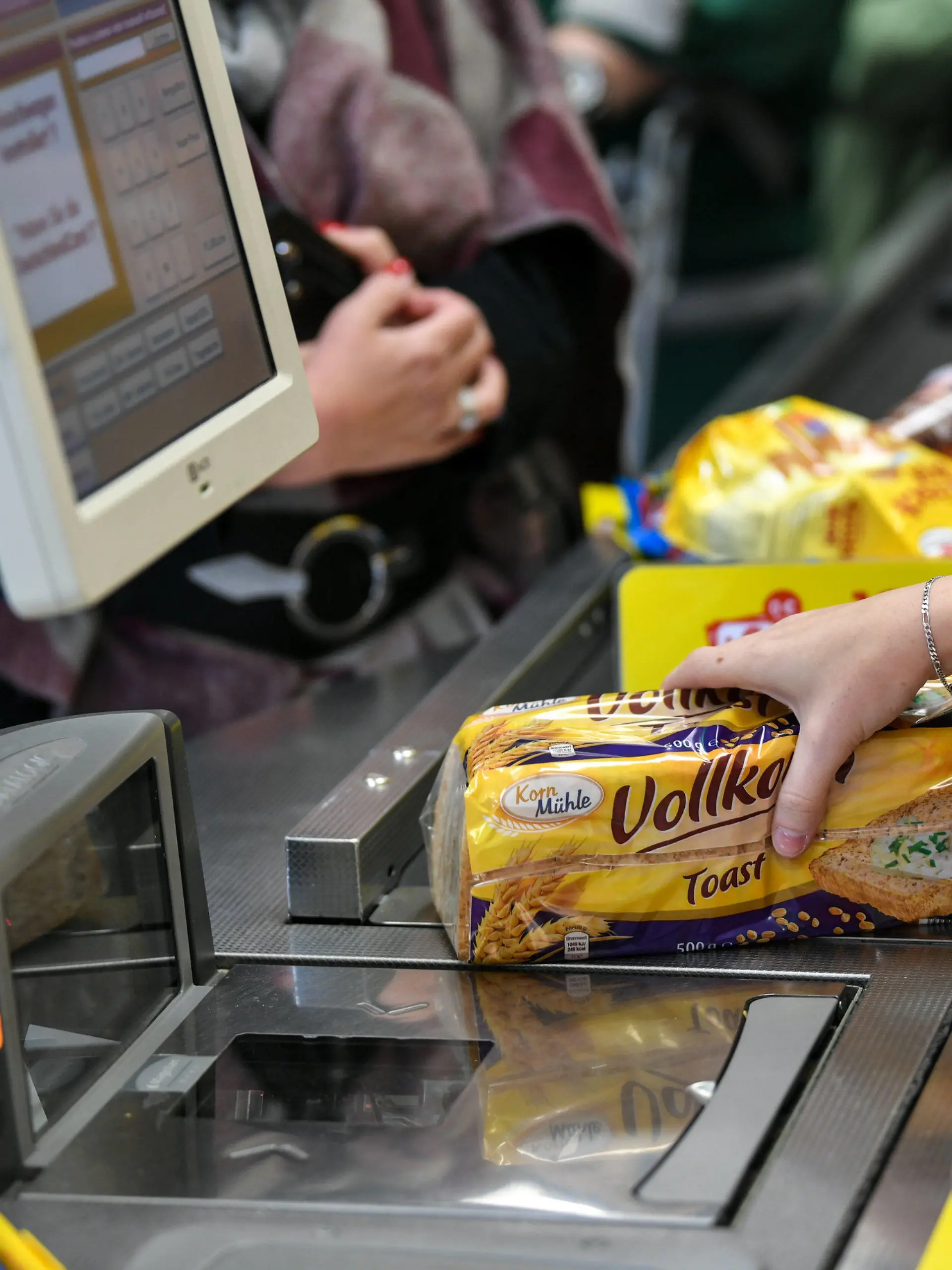ARCHIV - 18.09.2019, Berlin: ILLUSTRATION - Eine Kassiererin an der Kasse beim Netto Marken-Discount. Gedämpft von der Mehrwertsteuersenkung ist die Inflation in Deutschland im September erneut unter die Nullmarke gerutscht. (zu dpa «Inflationsrate zum zweiten Mal in diesem Jahr unter Null») Foto: Jens Kalaene/dpa-Zentralbild/dpa +++ dpa-Bildfunk +++