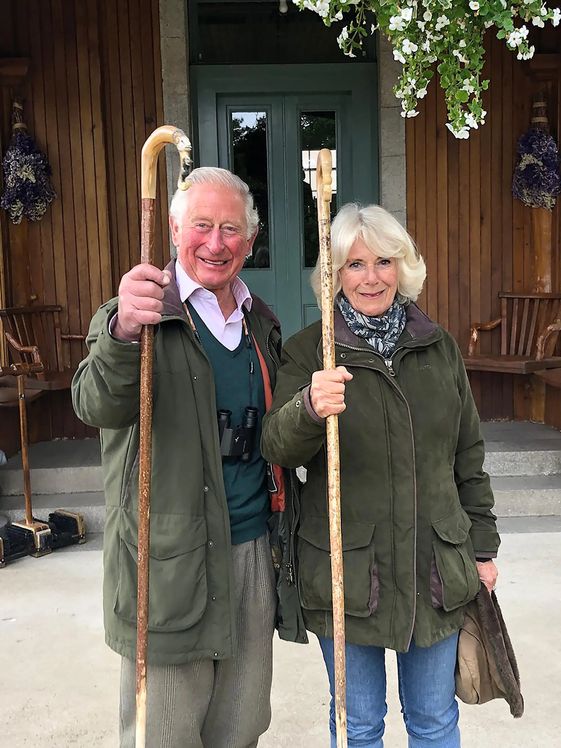 HANDOUT - 25.12.2020, Großbritannien, Birkhall: Das von Clarence House zur Verfügung gestelltes Handout zur Weihnachtsfeier vom britischen Prinz Charles, Prinz von Wales, und seine Frau Camilla, Herzogin von Cornwall, in Birkhall aufgenommen von einem Mitarbeiter des Hauses. Foto: Clarence House/PA Wire/dpa - ACHTUNG: Nur zur redaktionellen Verwendung. Nicht zur Verwendung nach dem 31. Januar 2021. Das Foto darf nicht digital verbessert, manipuliert oder in irgendeiner Form verändert werden und muss bei der Veröffentlichung alle Personen auf dem Foto enthalten. +++ dpa-Bildfunk +++