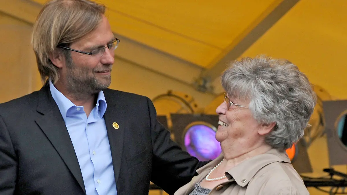 ARCHIV - 10.06.2011, Baden-Württemberg, Glatten: Der damalige Trainer Jürgen Klopp von Borussia Dortmund feiert bei seinem Heimatverein, dem SV Glatten (Landkreis Freudenstadt), den Gewinn der Deutschen Fußballmeisterschaft mit der Borussia und umarmt seine Mutter Lisbeth. Die Mutter von Klopp ist gestorben. Sie verstarb im Alter von 81 Jahren. Aufgrund der Corona-Pandemie konnte Klopp nicht zur Beerdigung nach Deutschland reisen. Foto: picture alliance / dpa +++ dpa-Bildfunk +++