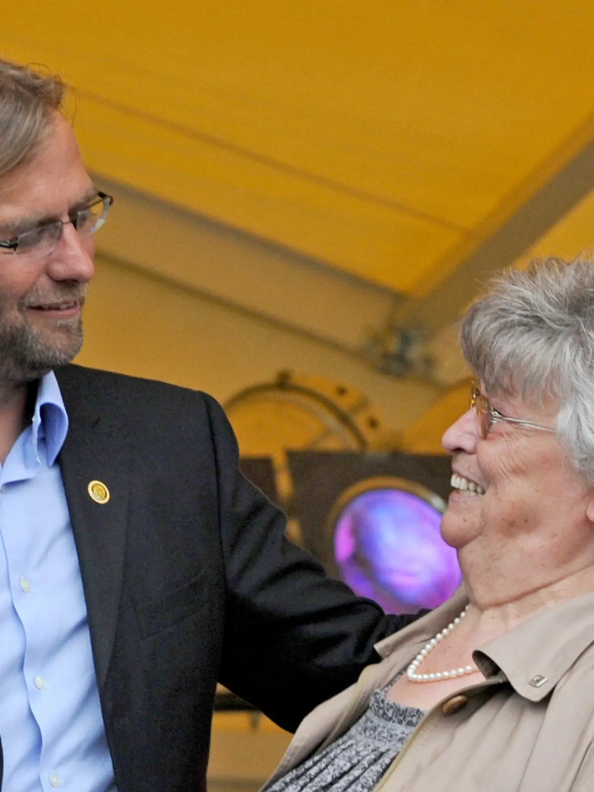 ARCHIV - 10.06.2011, Baden-Württemberg, Glatten: Der damalige Trainer Jürgen Klopp von Borussia Dortmund feiert bei seinem Heimatverein, dem SV Glatten (Landkreis Freudenstadt), den Gewinn der Deutschen Fußballmeisterschaft mit der Borussia und umarmt seine Mutter Lisbeth. Die Mutter von Klopp ist gestorben. Sie verstarb im Alter von 81 Jahren. Aufgrund der Corona-Pandemie konnte Klopp nicht zur Beerdigung nach Deutschland reisen. Foto: picture alliance / dpa +++ dpa-Bildfunk +++