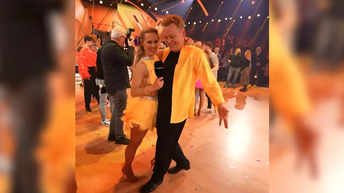 Ganz spontan schnappt sich "Let's Dance"-Kandidat Knossi seine Isabel und zeigt, warum er der beste Mann im Salsa-thon war - verdient!
