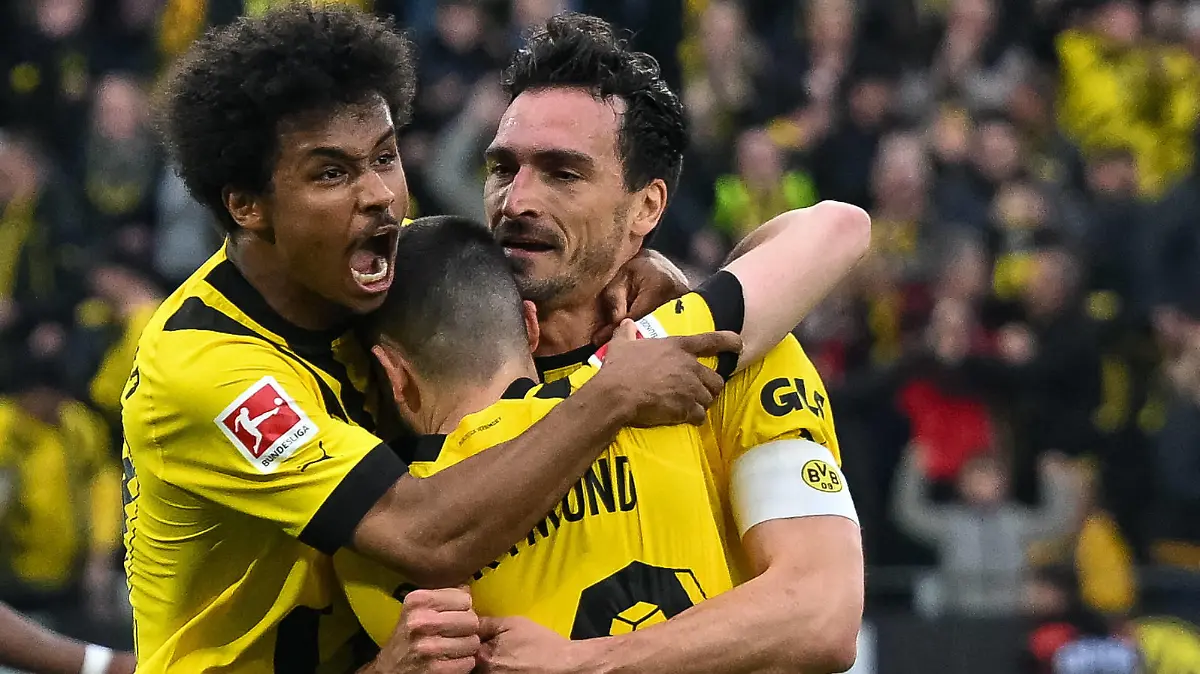 Karim Adeyemi Borussia Dortmund 09, 27, Raphael Guerreiro Borussia Dortmund 09, 13 und Mats Hummels Borussia Dortmund 09, 15 bejubeln das Tor zum 3:0. Borussia Dortmund vs. Eintracht Frankfurt, Fussball, Bundesliga, 29. Spieltag, Saison 2022/2023, 22.04.2023 DFB/DFL Regulations prohibit any use of Photographs as image sequences and/or quasi-video Borussia Dortmund vs. Eintracht Frankfurt, Fussball, Bundesliga, 29. Spieltag, Saison 2022/2023, 22.04.2023 Dortmund *** Karim Adeyemi Borussia Dortmund 09, 27 , Raphael Guerreiro Borussia Dortmund 09, 13 and Mats Hummels Borussia Dortmund 09, 15 celebrate the goal for 3 0 Borussia Dortmund vs Eintracht Frankfurt, Football, Bundesliga, 29 Matchday, Season 2022 2023, 22 04 2023 DFB DFL Regulations prohibit any use of Photographs as image sequences and or quasi video Borussia Dortmund vs Eintracht Frankfurt, Football, Bundesliga, 29 Spieltag, Season 2022 2023, 22 04 2023 Dortmund Copyright: xEibner-Pressefoto/ThomasxHaeslerx EP_EER
