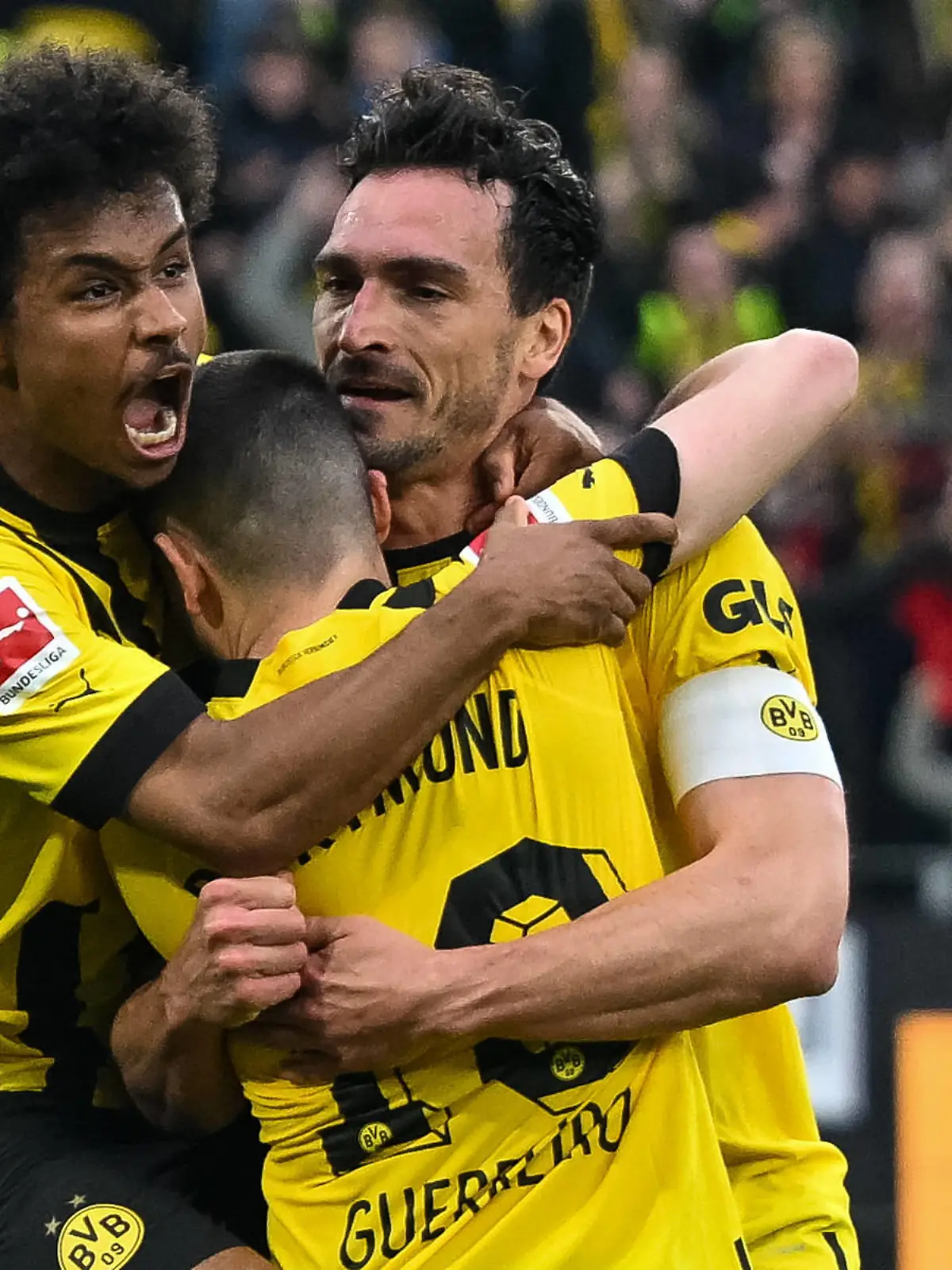 Karim Adeyemi Borussia Dortmund 09, 27, Raphael Guerreiro Borussia Dortmund 09, 13 und Mats Hummels Borussia Dortmund 09, 15 bejubeln das Tor zum 3:0. Borussia Dortmund vs. Eintracht Frankfurt, Fussball, Bundesliga, 29. Spieltag, Saison 2022/2023, 22.04.2023 DFB/DFL Regulations prohibit any use of Photographs as image sequences and/or quasi-video Borussia Dortmund vs. Eintracht Frankfurt, Fussball, Bundesliga, 29. Spieltag, Saison 2022/2023, 22.04.2023 Dortmund *** Karim Adeyemi Borussia Dortmund 09, 27 , Raphael Guerreiro Borussia Dortmund 09, 13 and Mats Hummels Borussia Dortmund 09, 15 celebrate the goal for 3 0 Borussia Dortmund vs Eintracht Frankfurt, Football, Bundesliga, 29 Matchday, Season 2022 2023, 22 04 2023 DFB DFL Regulations prohibit any use of Photographs as image sequences and or quasi video Borussia Dortmund vs Eintracht Frankfurt, Football, Bundesliga, 29 Spieltag, Season 2022 2023, 22 04 2023 Dortmund Copyright: xEibner-Pressefoto/ThomasxHaeslerx EP_EER