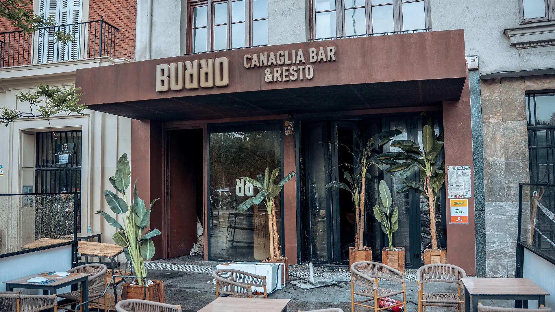22.04.2023, Spanien, Madrid: Das Restaurante "Burro Canaglia Bar & Resto" auf der Plaza de Manuel Becerra, aufgenommen nachdem im Inneren des Lokals ein Feuer ausgebrochen war. Bei dem Brand seien zwei Menschen ums Leben gekommen und zehn verletzt worden. Foto: Gabriel Luengas/EUROPA PRESS/dpa +++ dpa-Bildfunk +++