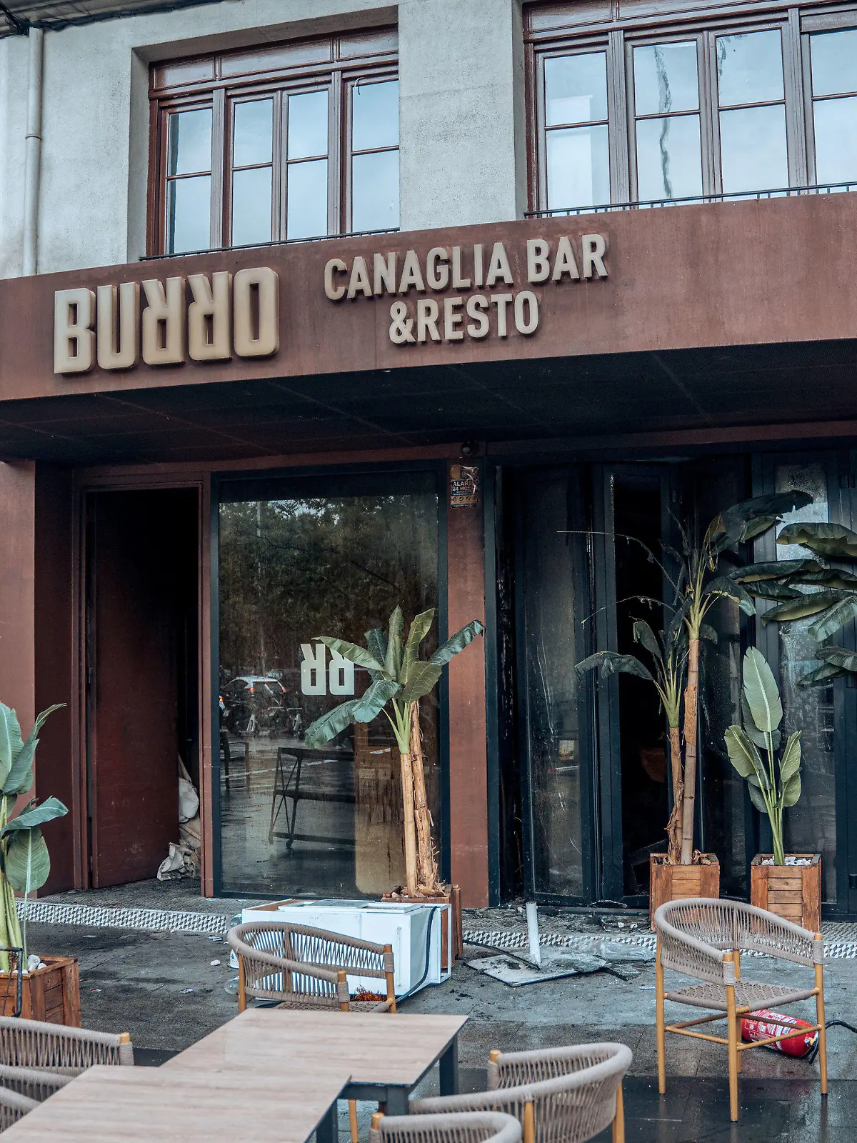 22.04.2023, Spanien, Madrid: Das Restaurante "Burro Canaglia Bar & Resto" auf der Plaza de Manuel Becerra, aufgenommen nachdem im Inneren des Lokals ein Feuer ausgebrochen war. Bei dem Brand seien zwei Menschen ums Leben gekommen und zehn verletzt worden. Foto: Gabriel Luengas/EUROPA PRESS/dpa +++ dpa-Bildfunk +++