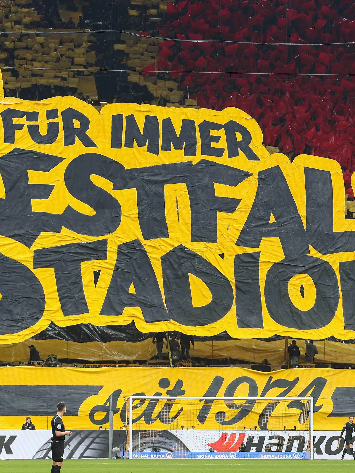 1. BL - Borussia Dortmund - Union Berlin am 08.04.2023 im Signal Iduna Park in Dortmund
Die Borussia Dortmund Fans präsentieren auf der Südtribüne / Suedtribuene eine Westfalenstadion Choreografie
Foto: osnapix
DFL regulations prohibit any use of photographs as image sequences and/or quasi-video. / action press
