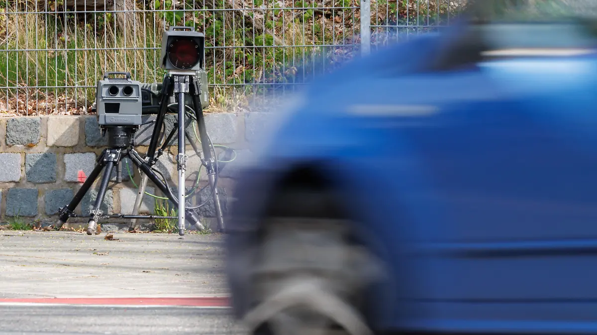 21.04.2023, Bayern, Nürnberg: Ein Geschwindigkeits-Messsystem vom Typ Poliscan FM1 des Herstellers Vitronic steht während des sogenannten Blitzmarathons in einer Dreißiger-Zone am Straßenrand. An rund 1800 Messstellen in ganz Bayern achten Polizei und Beschäftigte der Gemeinden sowie der kommunalen Verkehrsüberwachung auf Raserinnen und Raser. Vor allem wird aber auch dort kontrolliert, wo die Gefahr für Unfälle durch zu schnelles Fahren am größten ist oder häufig zu schnell gefahren wird. Foto: Daniel Karmann/dpa +++ dpa-Bildfunk +++