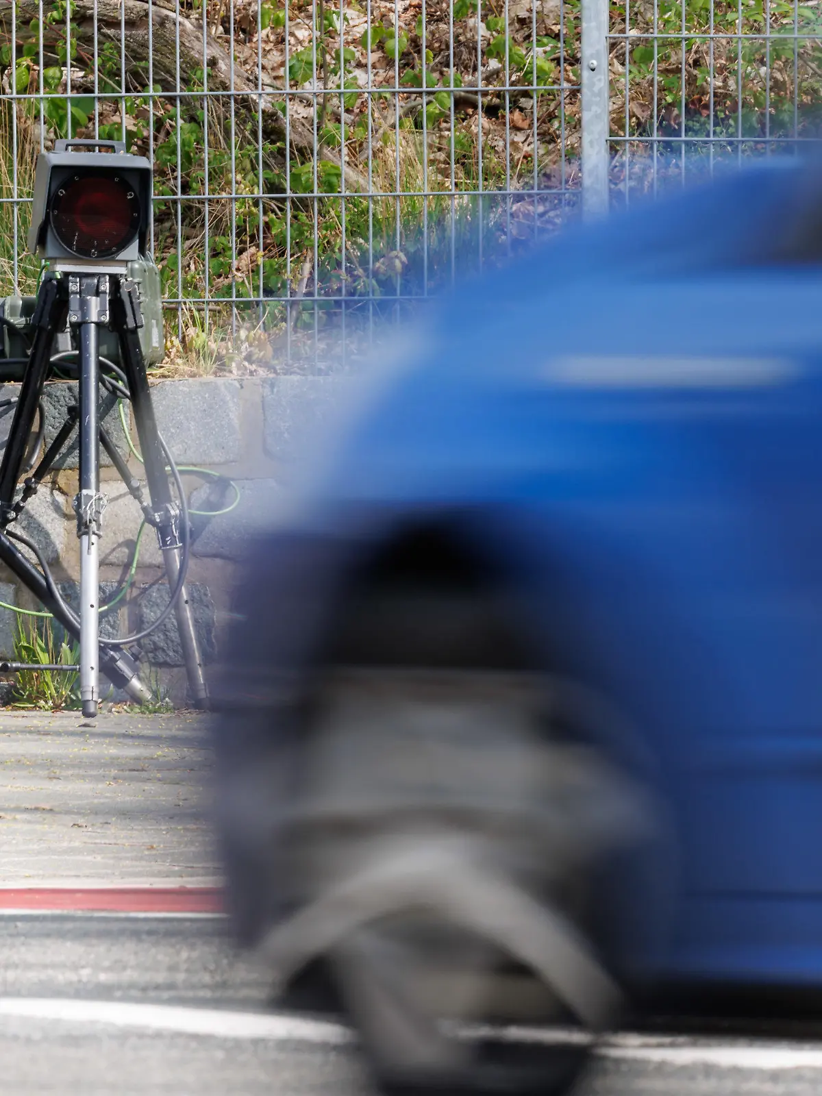 21.04.2023, Bayern, Nürnberg: Ein Geschwindigkeits-Messsystem vom Typ Poliscan FM1 des Herstellers Vitronic steht während des sogenannten Blitzmarathons in einer Dreißiger-Zone am Straßenrand. An rund 1800 Messstellen in ganz Bayern achten Polizei und Beschäftigte der Gemeinden sowie der kommunalen Verkehrsüberwachung auf Raserinnen und Raser. Vor allem wird aber auch dort kontrolliert, wo die Gefahr für Unfälle durch zu schnelles Fahren am größten ist oder häufig zu schnell gefahren wird. Foto: Daniel Karmann/dpa +++ dpa-Bildfunk +++
