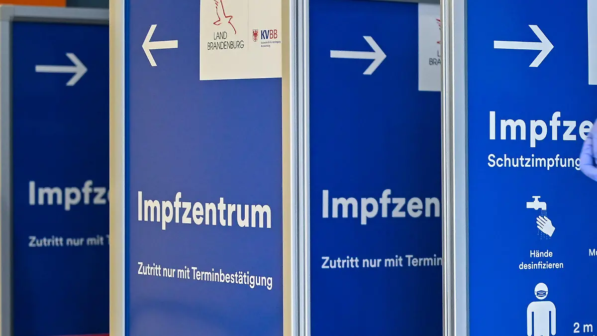 27.01.2021, Brandenburg, Eberswalde: Mehrere Wegweiser zum Impfzentrum Eberswalde stehen in einem Raum. Bis Anfang Februar sollen landesweit in Brandenburg insgesamt elf Impfzentren am Netz sein. Der Zutritt zu einem Impfzentrum ist nur nach einer Terminbestätigung möglich. Im Land Brandenburg werden Termine für die Corona-Schutzimpfung nur telefonisch über die Rufnummer 116117 vergeben. Foto: Patrick Pleul/dpa-Zentralbild/dpa +++ dpa-Bildfunk +++