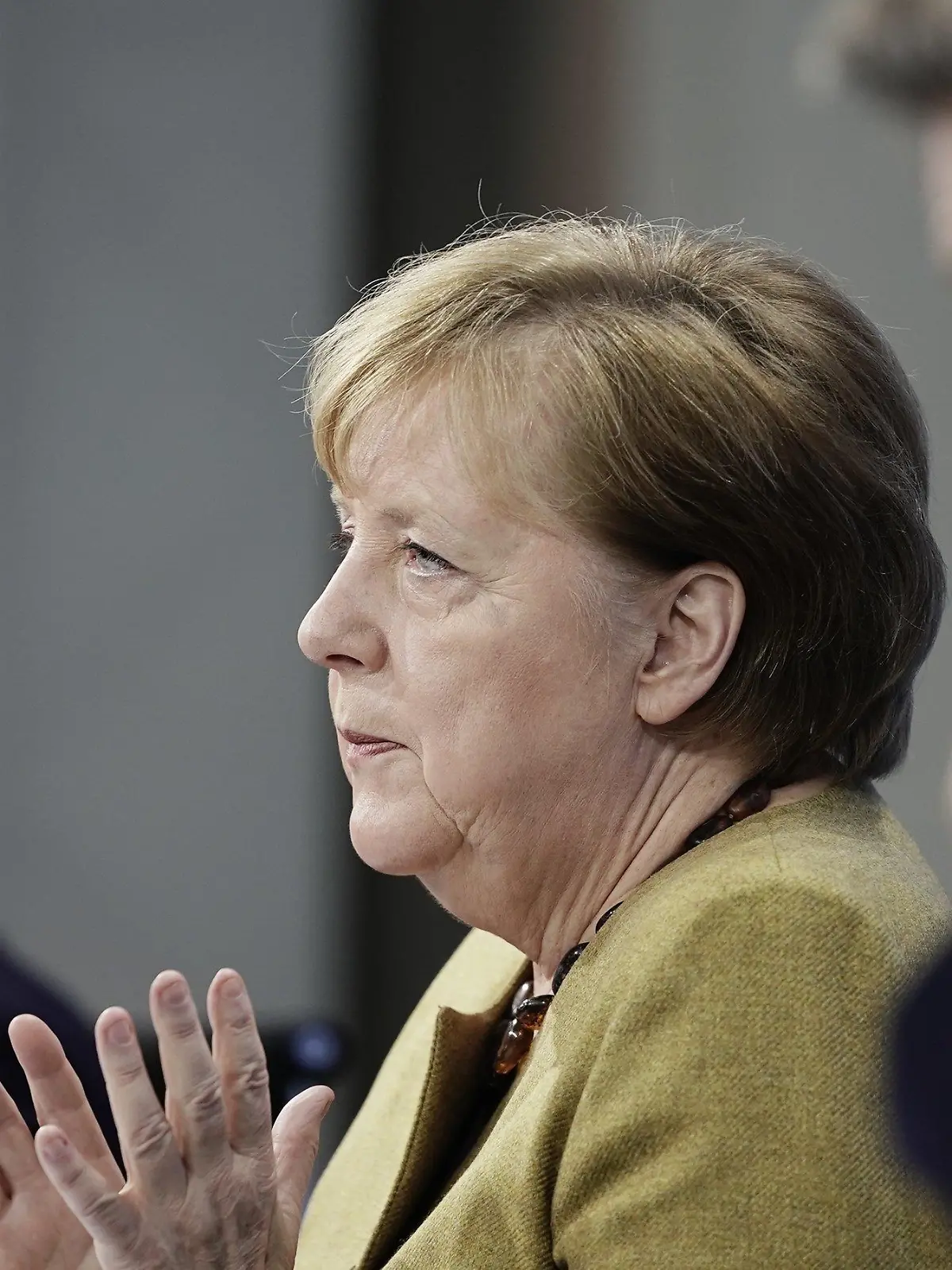 05.01.2021, Berlin: Bundeskanzlerin Angela Merkel (CDU), nimmt neben Markus Söder (CSU, r), Ministerpräsident von Bayern und CSU-Vorsitzender, sowie Michael Müller (SPD), Regierender Bürgermeister von Berlin, an der Pressekonferenz nach den Beratungen von Bund und Ländern über weitere Corona-Maßnahmen teil. In der Ministerpräsidentenkonferenz wurden weitere Regelungen zur Eindämmung der Corona-Pandemie beschlossen. Foto: Michael Kappeler/dpa-pool/dpa +++ dpa-Bildfunk +++