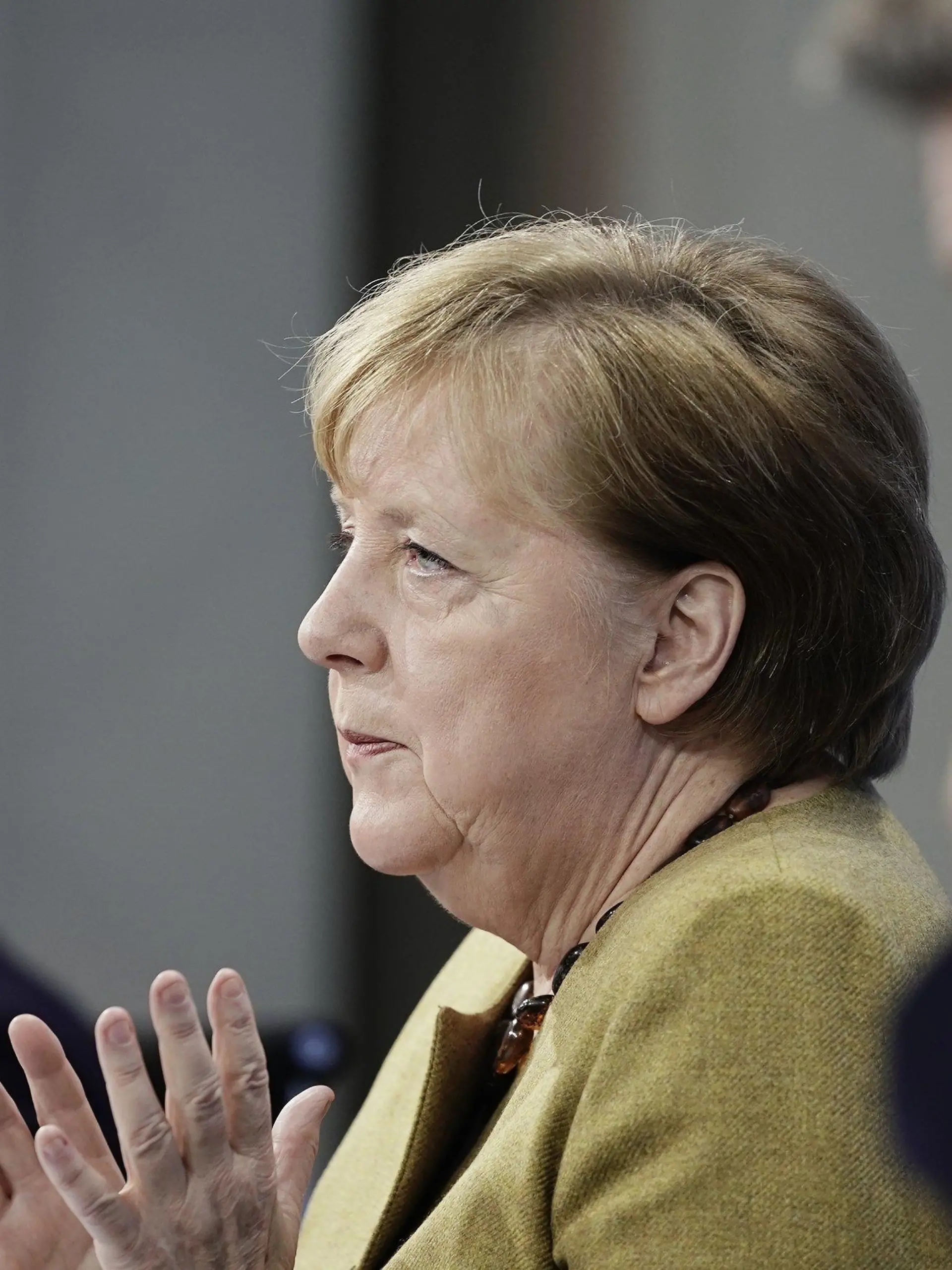 05.01.2021, Berlin: Bundeskanzlerin Angela Merkel (CDU), nimmt neben Markus Söder (CSU, r), Ministerpräsident von Bayern und CSU-Vorsitzender, sowie Michael Müller (SPD), Regierender Bürgermeister von Berlin, an der Pressekonferenz nach den Beratungen von Bund und Ländern über weitere Corona-Maßnahmen teil. In der Ministerpräsidentenkonferenz wurden weitere Regelungen zur Eindämmung der Corona-Pandemie beschlossen. Foto: Michael Kappeler/dpa-pool/dpa +++ dpa-Bildfunk +++