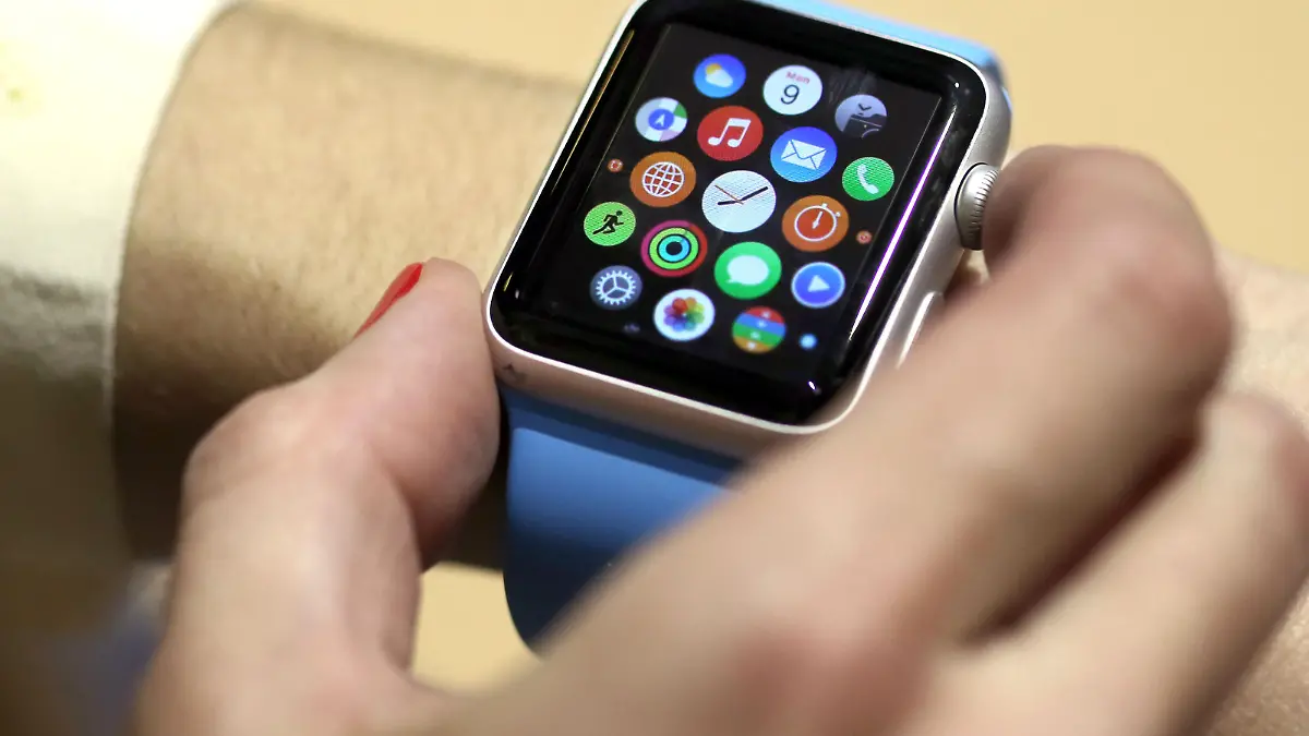 ARCHIV - Journalisten testen im Apple Store in Berlin am 09.03.2015 die neue Computeruhr des Herstellers, die sogenannte Apple Watch. Foto: Kay Nietfeld/dpa (zu dpa "Kampf um die «schlaue Uhr» - Apple mischt Traditionsbranche auf" vom 20.03.2015) +++(c) dpa - Bildfunk+++