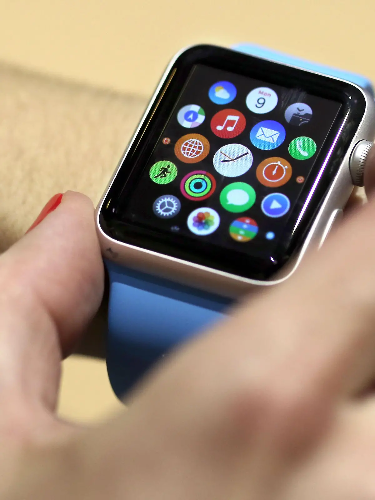 ARCHIV - Journalisten testen im Apple Store in Berlin am 09.03.2015 die neue Computeruhr des Herstellers, die sogenannte Apple Watch.   Foto: Kay Nietfeld/dpa    (zu dpa "Kampf um die «schlaue Uhr» - Apple mischt Traditionsbranche auf" vom 20.03.2015) +++(c) dpa - Bildfunk+++