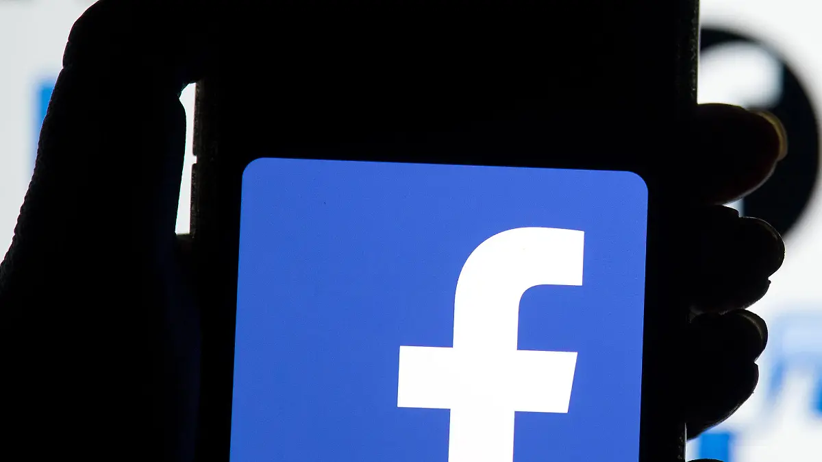 ARCHIV - 25.03.2018, Großbritannien, London: Das Facebook-Logo ist auf dem Display eines Mobiltelefons zu sehen. Die neue Militärführung in Myanmar hat eine vorübergehend Sperre des Online-Netzwerks Facebook angeordnet, über das ihre Gegner nach dem Putsch vom Montag zu zivilem Ungehorsam aufgerufen haben. (zu dpa: "Myanmars Militär befiehlt Facebook-Sperre") Foto: Dominic Lipinski/PA Wire/dpa +++ dpa-Bildfunk +++