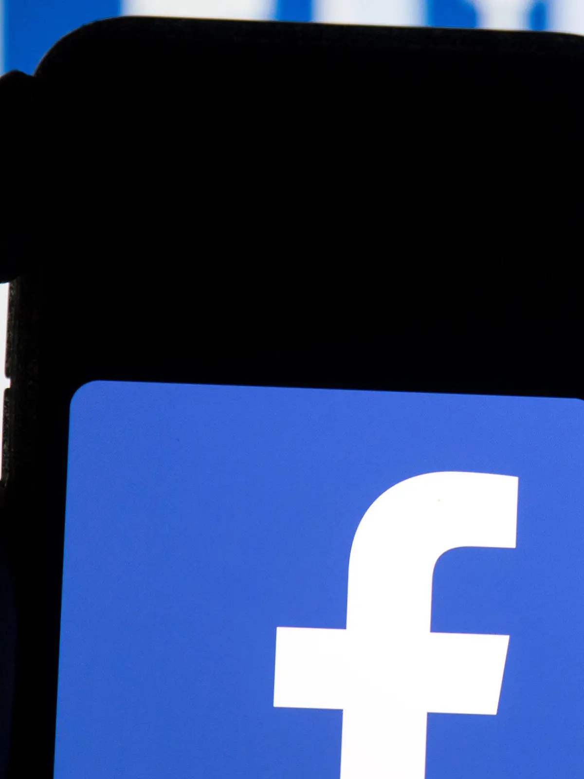 ARCHIV - 25.03.2018, Großbritannien, London: Das Facebook-Logo ist auf dem Display eines Mobiltelefons zu sehen. Die neue Militärführung in Myanmar hat eine vorübergehend Sperre des Online-Netzwerks Facebook angeordnet, über das ihre Gegner nach dem Putsch vom Montag zu zivilem Ungehorsam aufgerufen haben. (zu dpa: "Myanmars Militär befiehlt Facebook-Sperre") Foto: Dominic Lipinski/PA Wire/dpa +++ dpa-Bildfunk +++