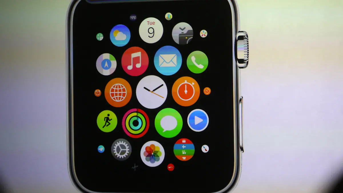 Eine Computeruhr Apple Watch mit quadratischen Bildschirm mit abgerundeten Ecken ist am 09.09.2014 in Cupertino zu sehen. Bei seiner größten Produktvorstellung präsentierte der Konzern neben der Computer-Uhr auch das Apple iPhone 6 mit einem größeren Bildschirm. Foto: Christoph Dernbach/dpa
