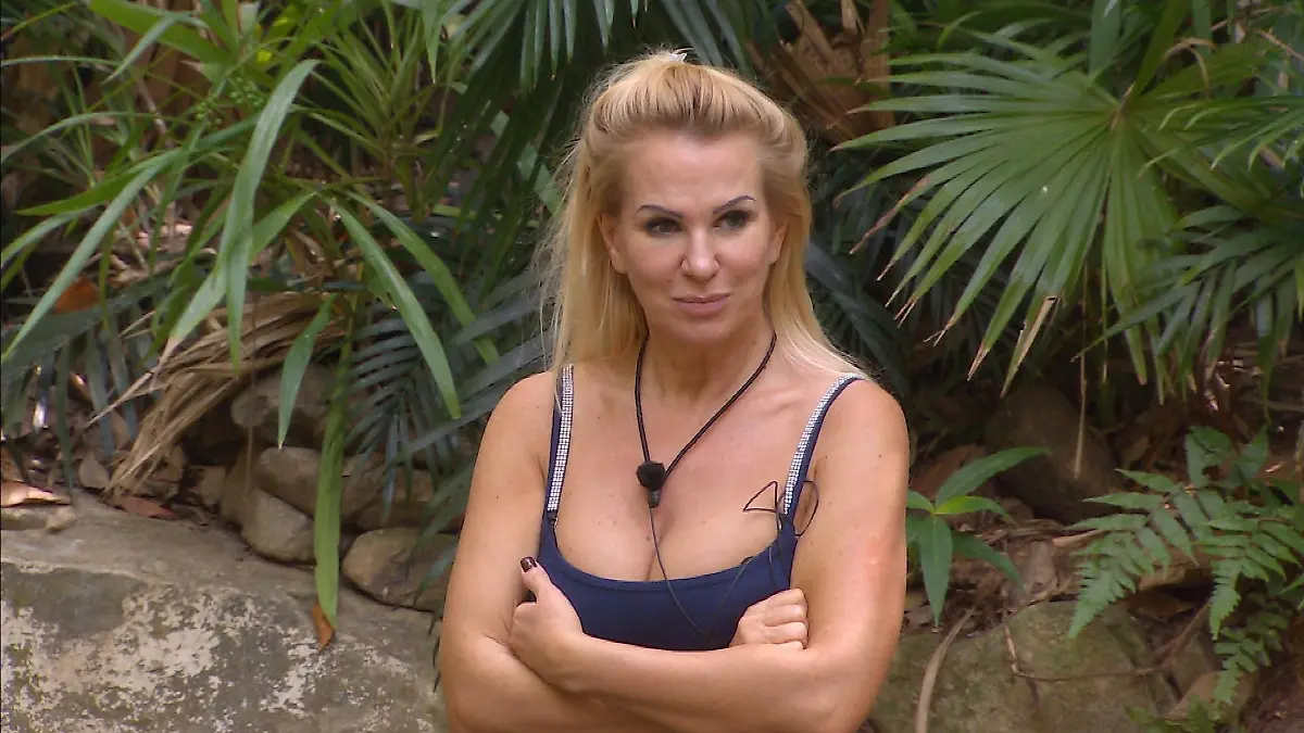ACHTUNG: SPERRFRIST FÜR ALLE MEDIEN BIS FREITAG, 10.01.2020, 23.59 UHR !!! Tag 1 im Camp. Claudia Norberg (Foto) wird von Danni gefragt was sie denn von Laura Müllers Playboy-Shooting halte. Die Verwendung des sendungsbezogenen Materials ist nur mit dem Hinweis und Verlinkung auf TVNOW gestattet.