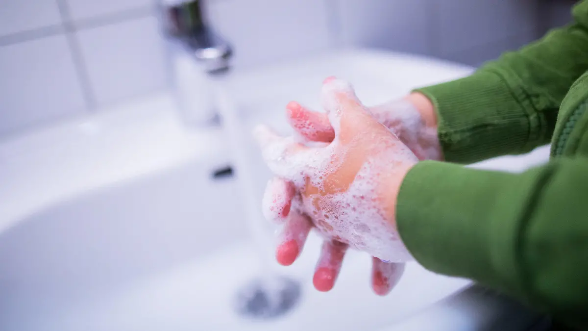 ARCHIV - 08.06.2020, Nordrhein-Westfalen, Köln: Kinder waschen sich in einer Kindertagesstätte die Hände mit Seife. Am 15.10.2020 ist der internationale Hände-Waschtag von der Weltgesundheitsorganisation (WHO). Foto: Rolf Vennenbernd/dpa +++ dpa-Bildfunk +++