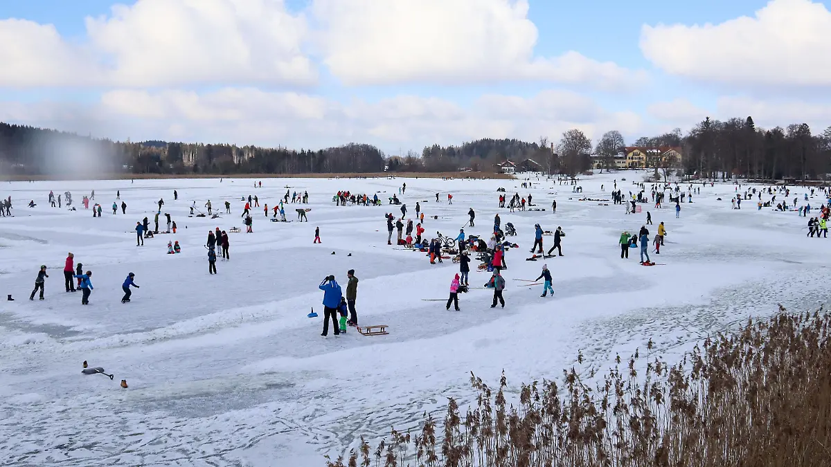 Tutzing, Deutschland 10. Januar 2021: Am Deixlfurter Weiher in Tutzing im Landkreis Starnberg, waren trotz dem Lockdown zur Bekämpfung von Corona, heute zahlreiche Menschen, teilweise auch größeren Gruppen um Eishockey zu spielen oder Schlittschuh zu laufen auf dem zugefroren Weiher. Deixlfurter Weiher Bayern *** Tutzing, Germany 10 January 2021 At the Deixlfurter Weiher in Tutzing in the district of Starnberg, were despite the lockdown to combat Corona, today numerous people, some also larger groups to play ice hockey or skate on the frozen pond Deixlfurter Weiher Bavaria Copyright: xFotostandx/xWagnerx