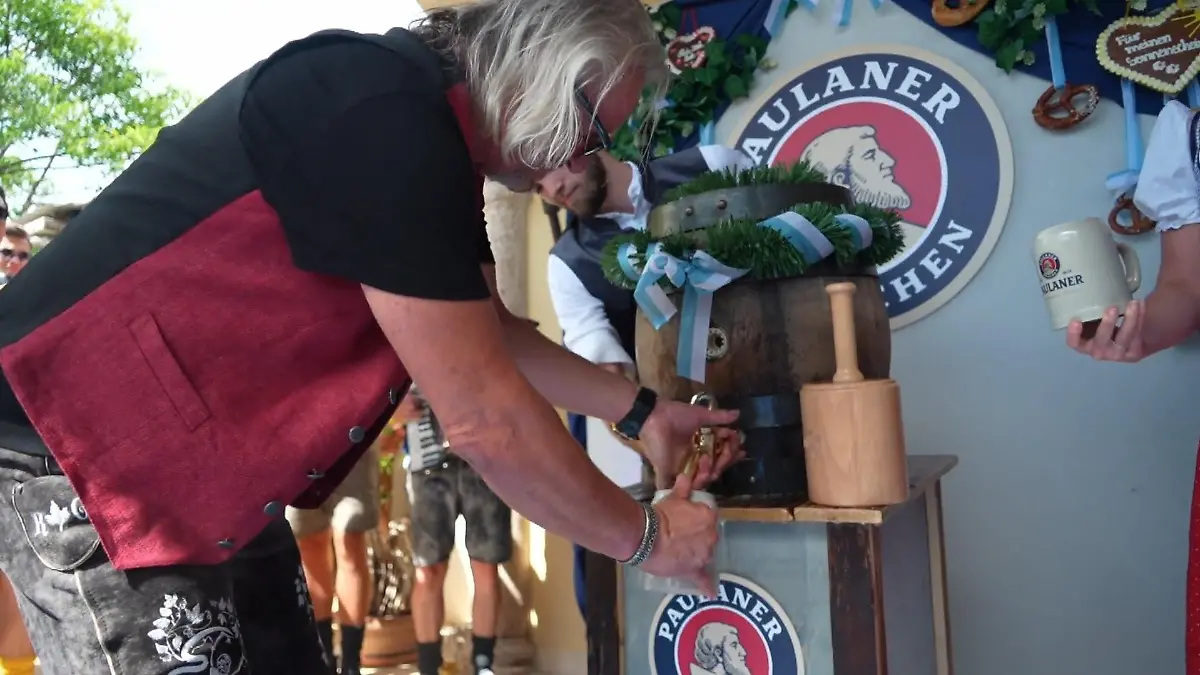 Lieber schnell rein in den Humpen, bevor das letzte Bier auch noch verschüttet wird