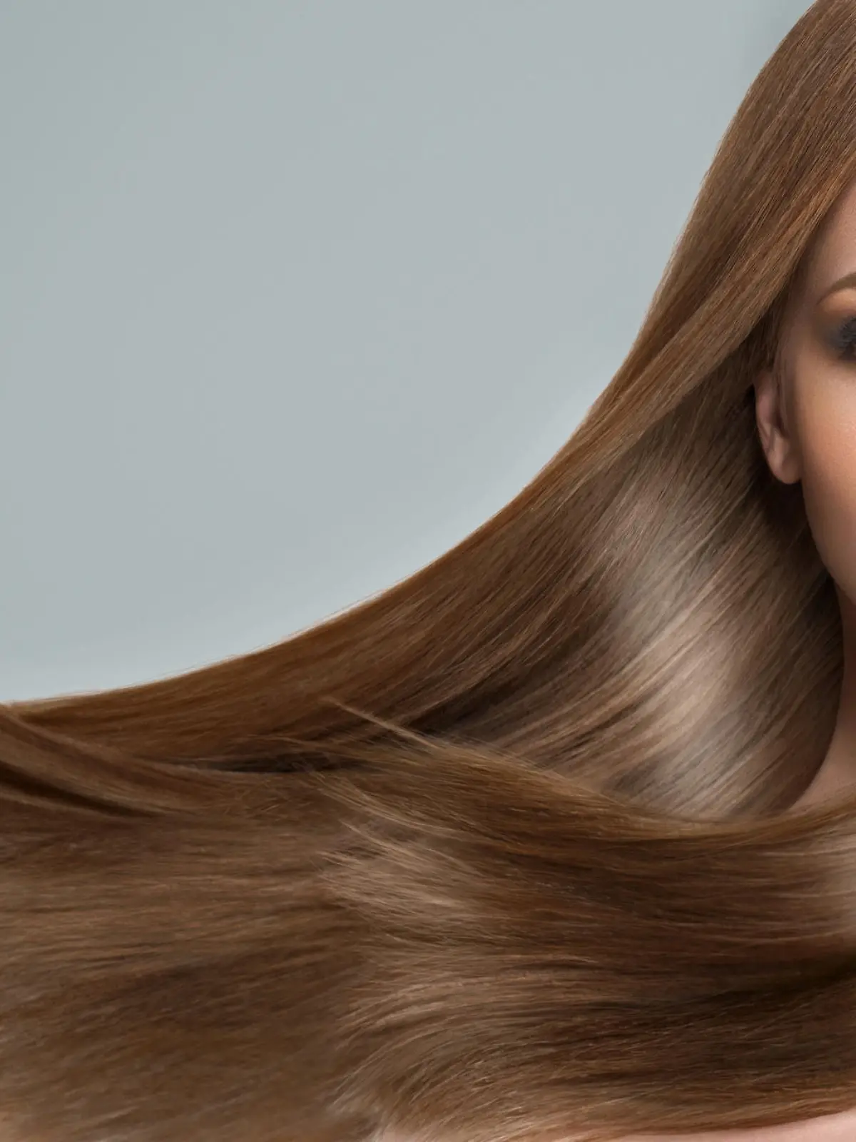 Gesundes Haar:  Die Schuppenschicht der Haare ist geschlossen. Das Haar ist glatt und glänzend.